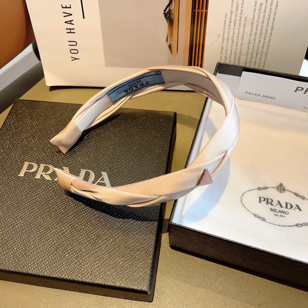 配包装PRADA （普拉达）新款潮流字母发箍。气质女神必备单品，非常百搭，时尚潮流， 戴上它满满的高大上