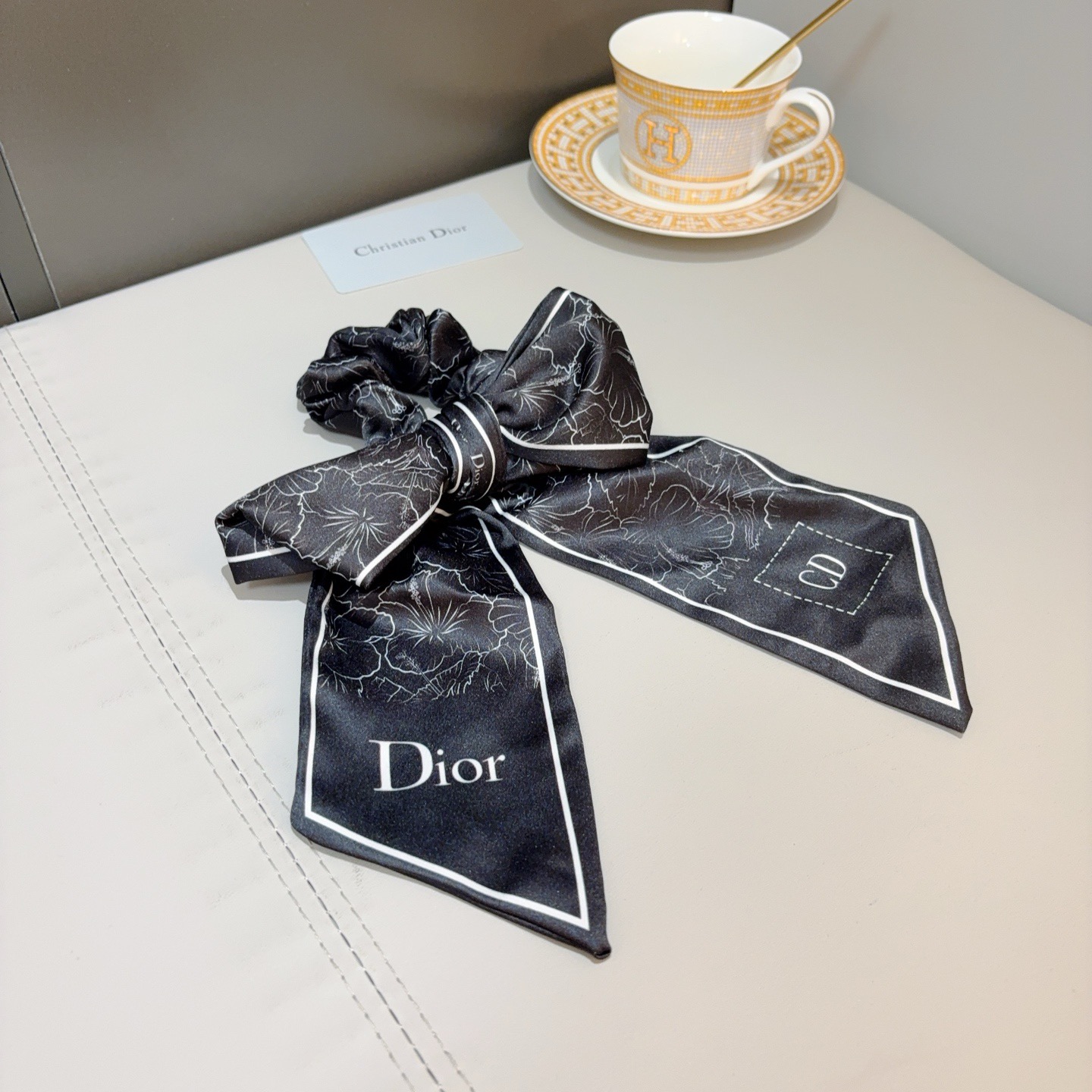 配包装Dior （迪奥）字母飘带马尾发圈 蝴蝶结肠圈，高档韩版皮筋，经典花型设计， 高端大气，名媛范儿，