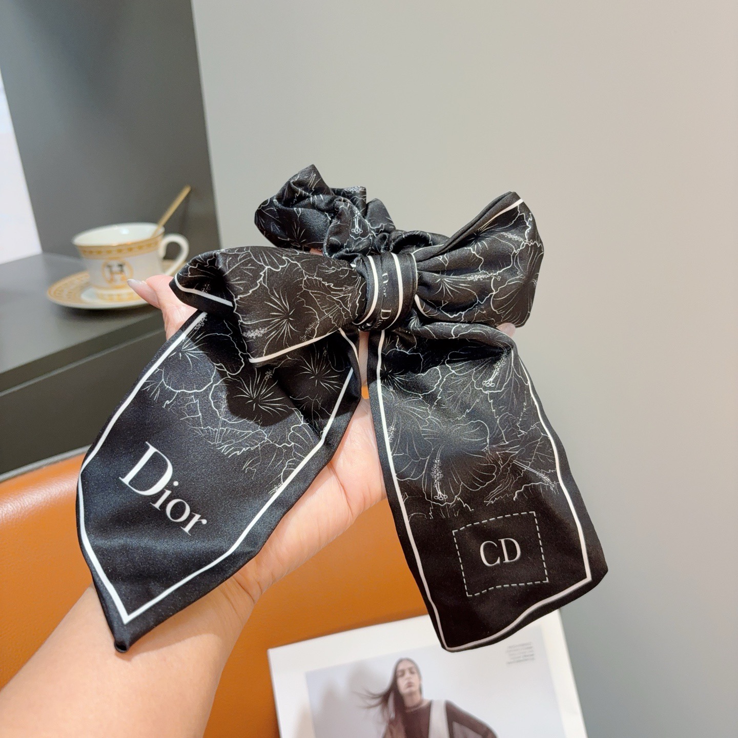 配包装Dior （迪奥）字母飘带马尾发圈 蝴蝶结肠圈，高档韩版皮筋，经典花型设计， 高端大气，名媛范儿，