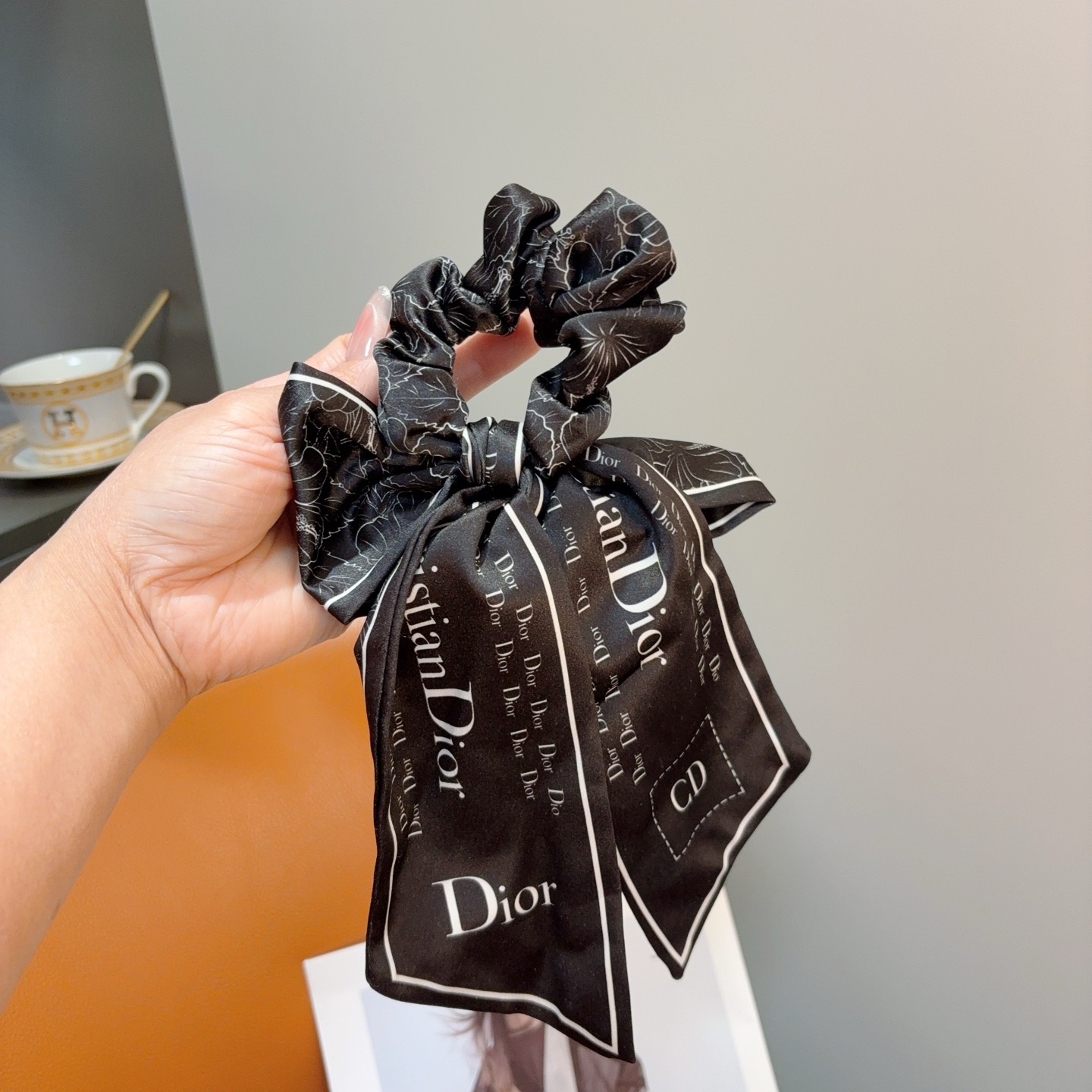 配包装Dior （迪奥）字母飘带马尾发圈 蝴蝶结肠圈，高档韩版皮筋，经典花型设计， 高端大气，名媛范儿，