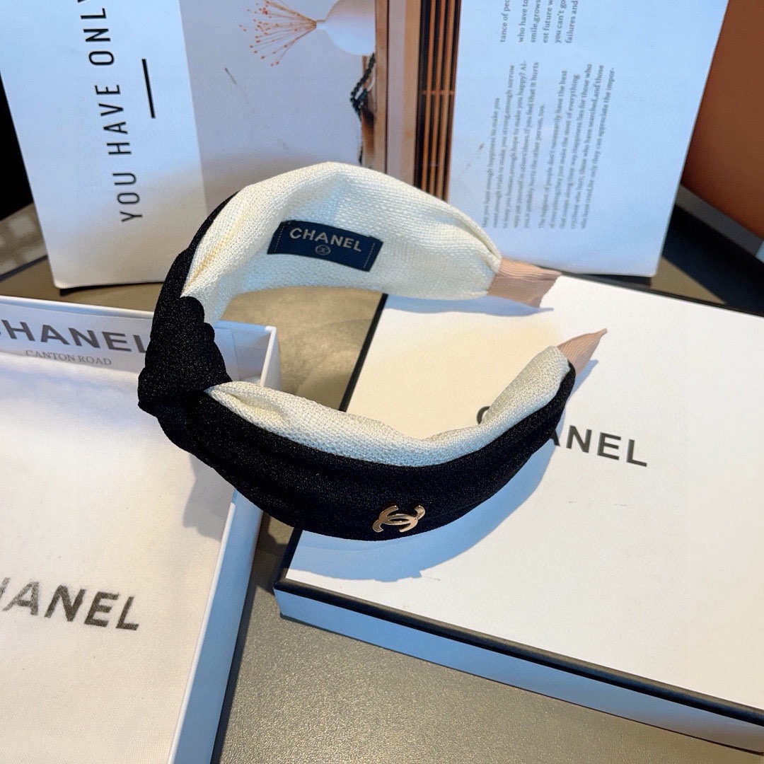 配包装CHANEL（香奈儿）最新款小香宽边发箍，复古头箍，网红爆款推荐 搭配高端材质，超精致，时尚百搭。