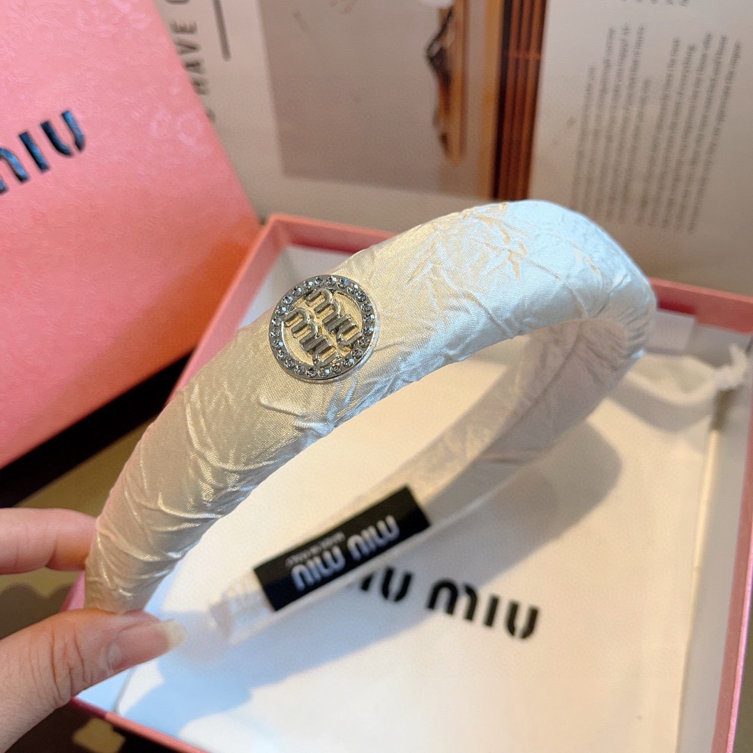 配包装miumiu 缪缪  新款高级感肌理纹海绵发箍，金属字母头箍！特制面料简约洋气显质感、经典百搭少女