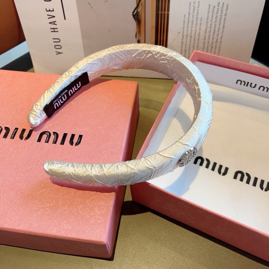 配包装miumiu 缪缪  新款高级感肌理纹海绵发箍，金属字母头箍！特制面料简约洋气显质感、经典百搭少女