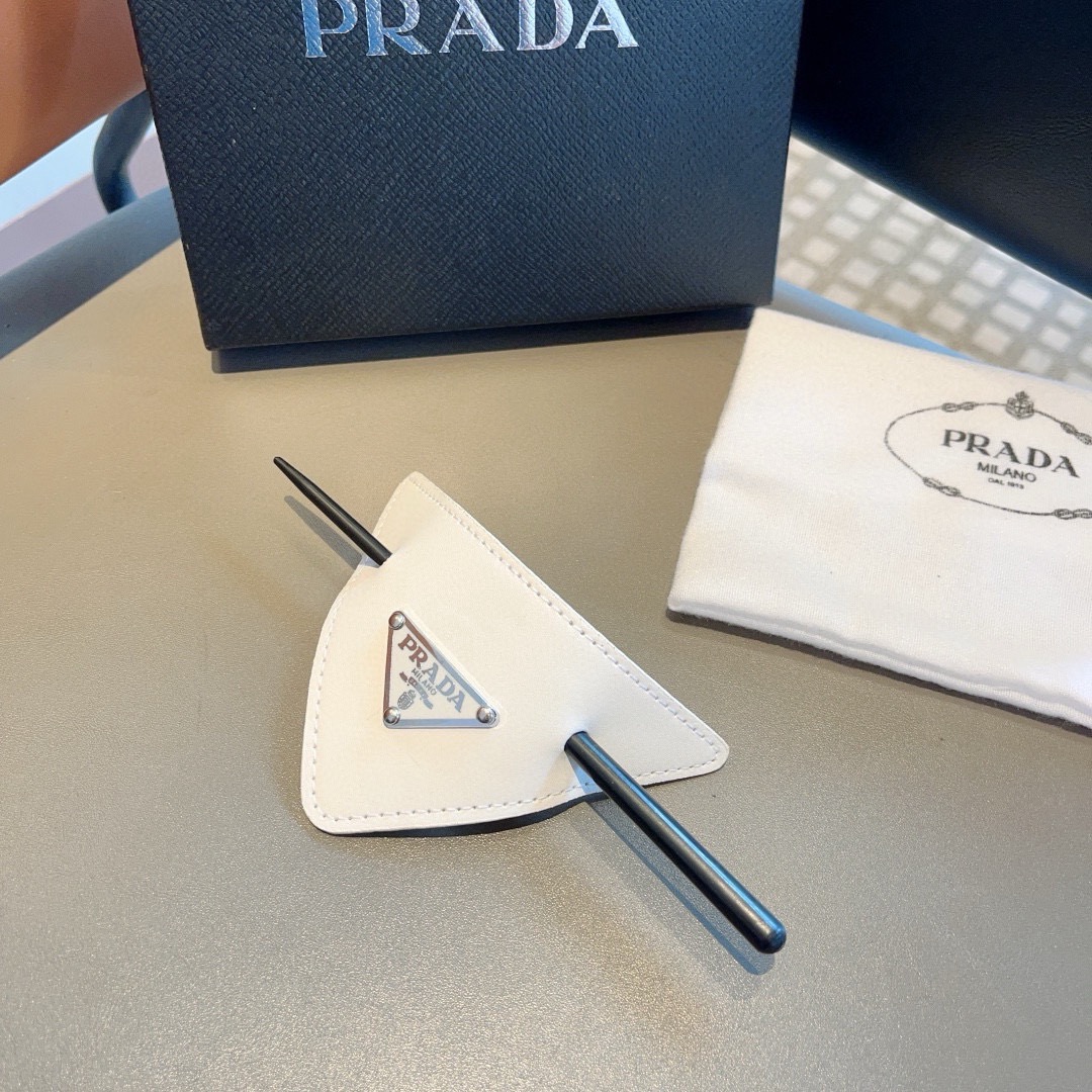 配包装PRADA（普拉达）三角标欧美法式复古时髦羊皮发簪头饰，佩戴舒适无压力，造型搭配必备！非常时尚百搭