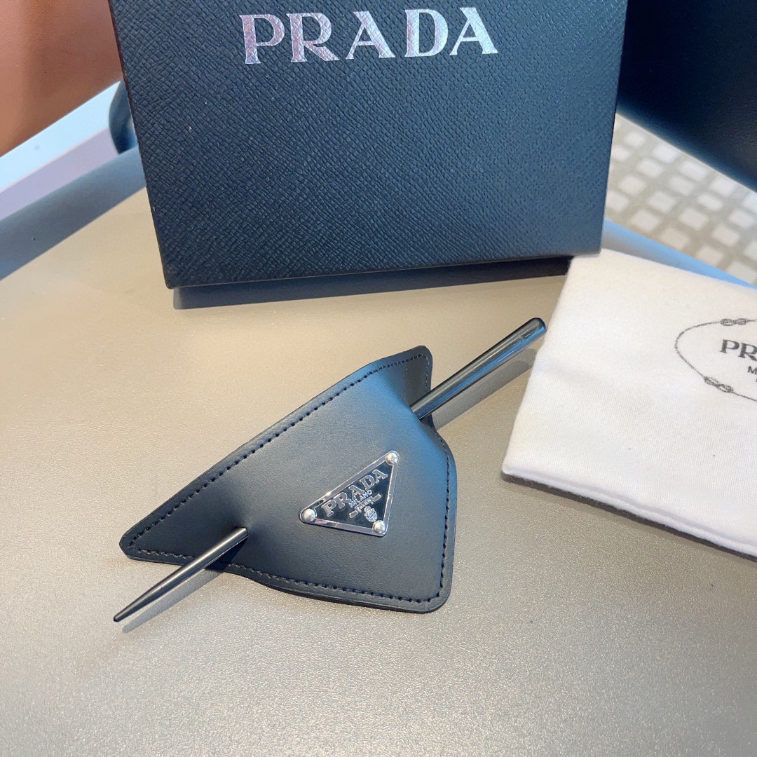 配包装PRADA（普拉达）三角标欧美法式复古时髦羊皮发簪头饰，佩戴舒适无压力，造型搭配必备！非常时尚百搭