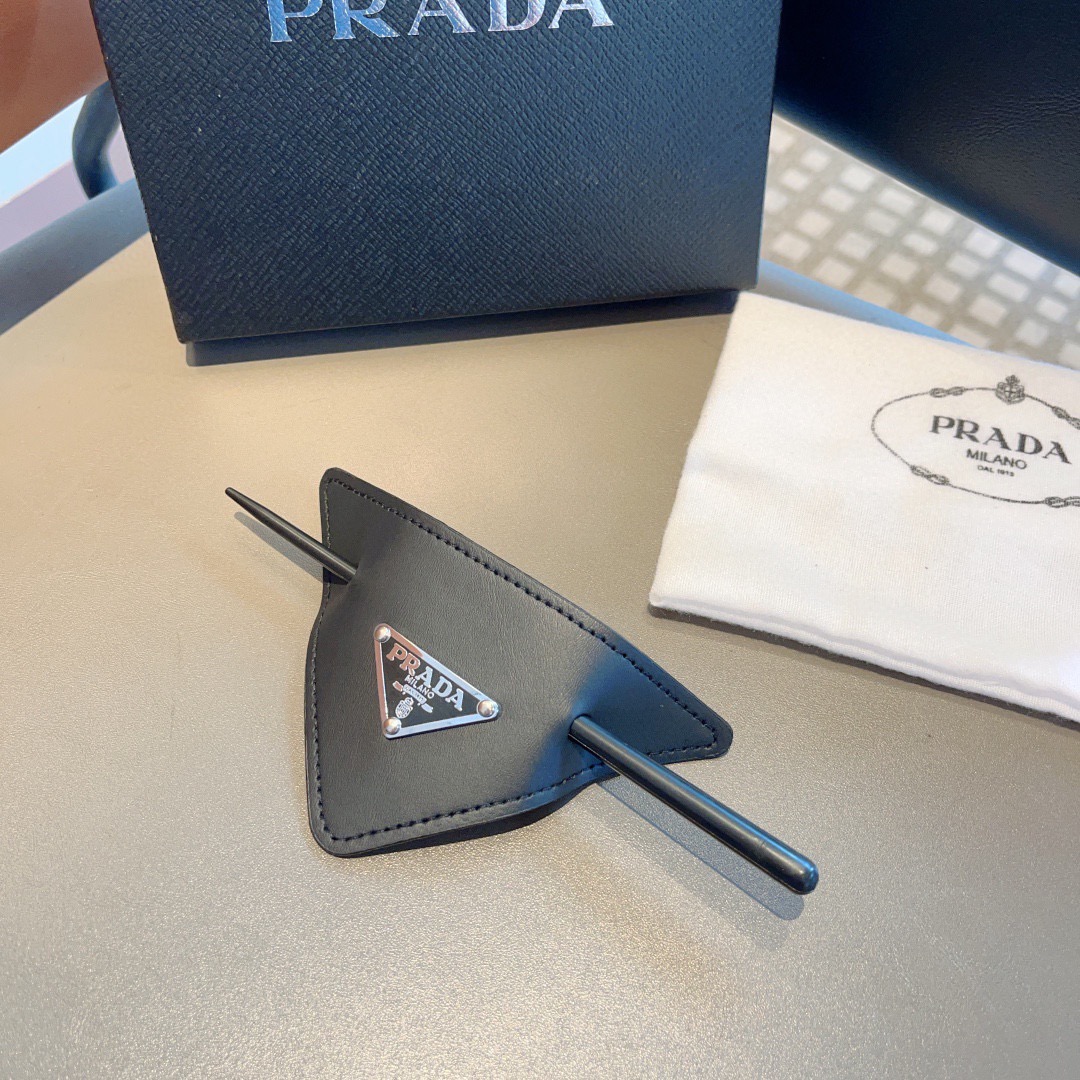 配包装PRADA（普拉达）三角标欧美法式复古时髦羊皮发簪头饰，佩戴舒适无压力，造型搭配必备！非常时尚百搭