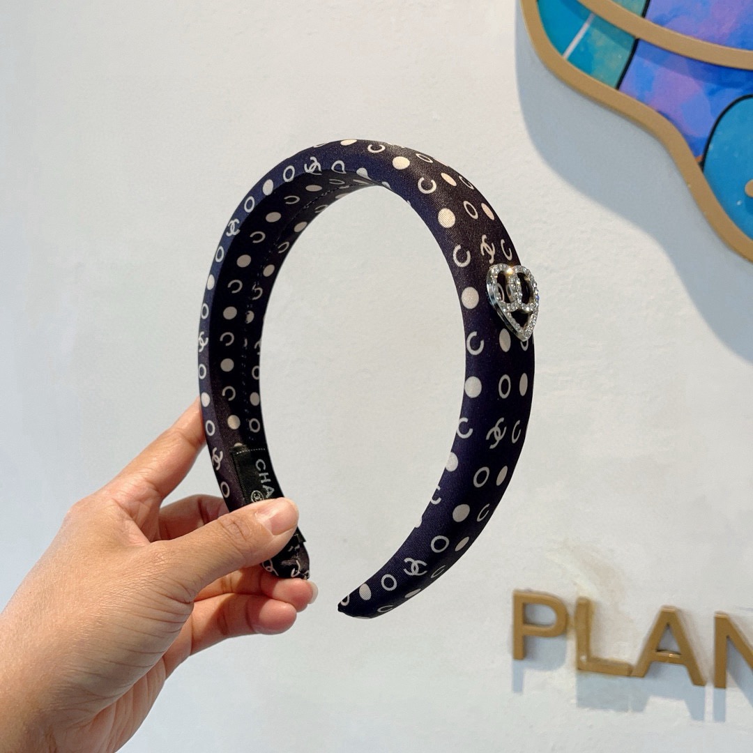 配包装CHANEL（香奈儿）新款缎面小香发箍，复古头箍，网红爆款推荐 搭配高端材质，超精致，时尚百搭。