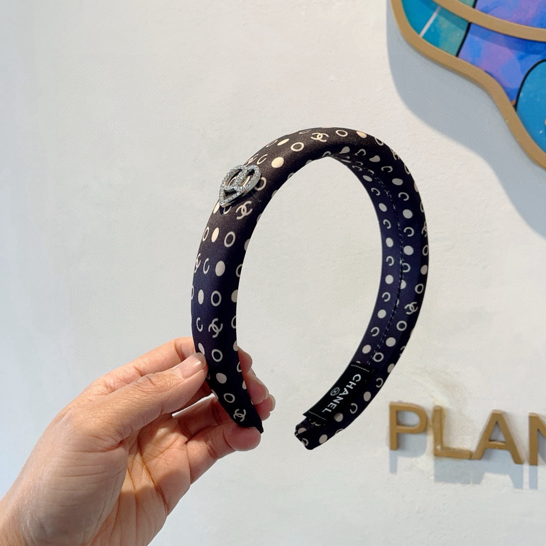 配包装CHANEL（香奈儿）新款缎面小香发箍，复古头箍，网红爆款推荐 搭配高端材质，超精致，时尚百搭。
