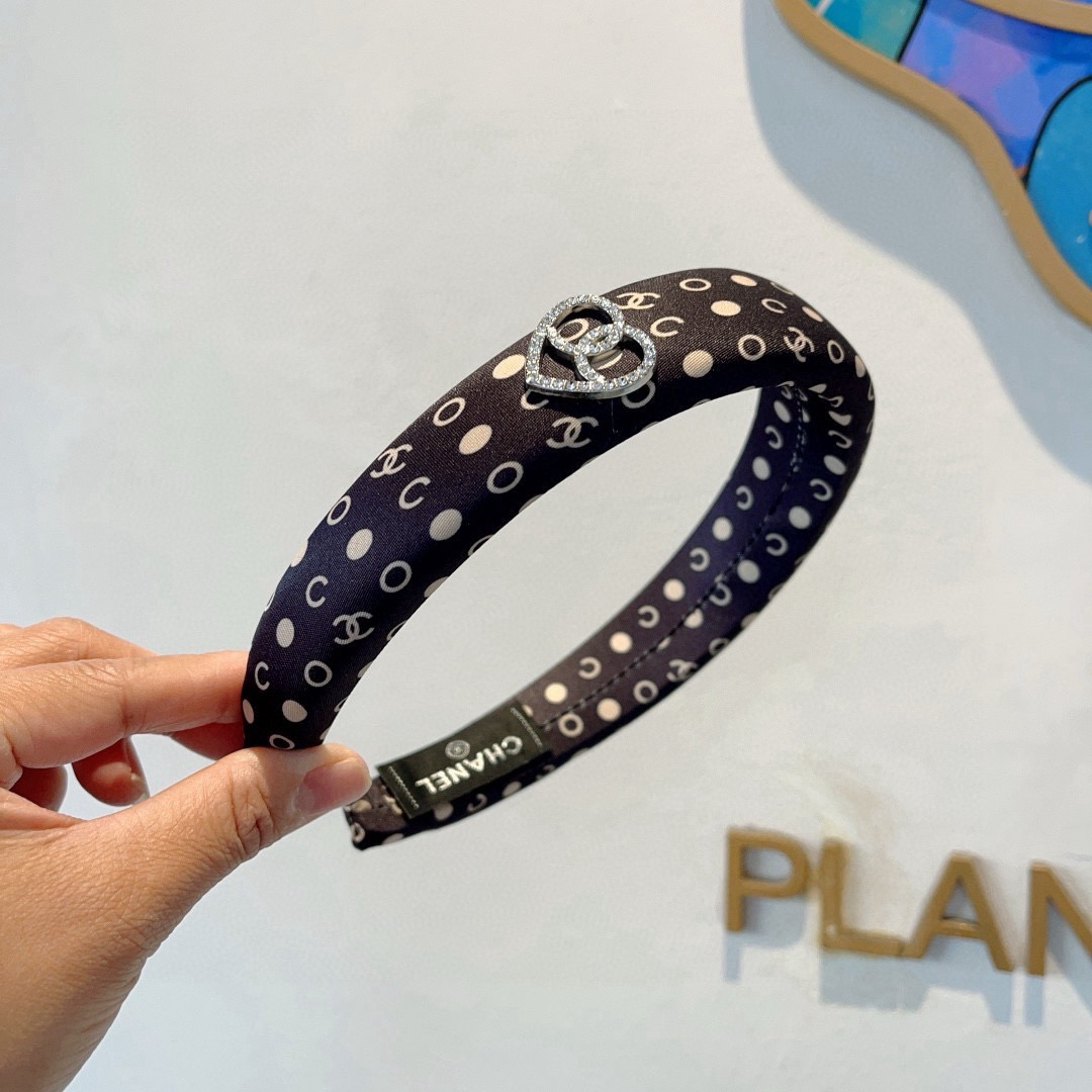 配包装CHANEL（香奈儿）新款缎面小香发箍，复古头箍，网红爆款推荐 搭配高端材质，超精致，时尚百搭。