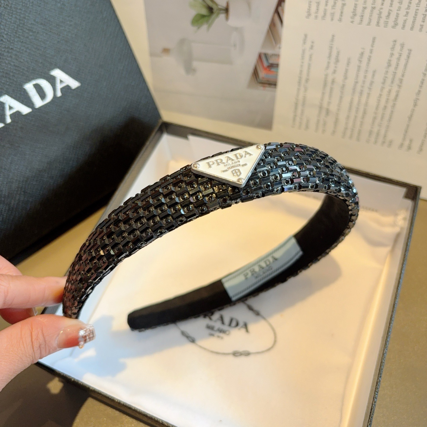 配包装PRADA （普拉达） 欧美新款潮流贴钻发箍，明星同款 女神必备单品，非常百搭，时尚潮流， 戴上它