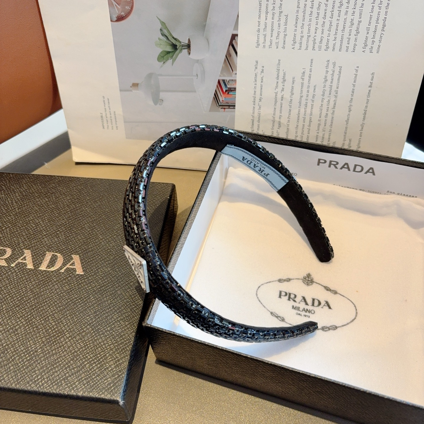 配包装PRADA （普拉达） 欧美新款潮流贴钻发箍，明星同款 女神必备单品，非常百搭，时尚潮流， 戴上它