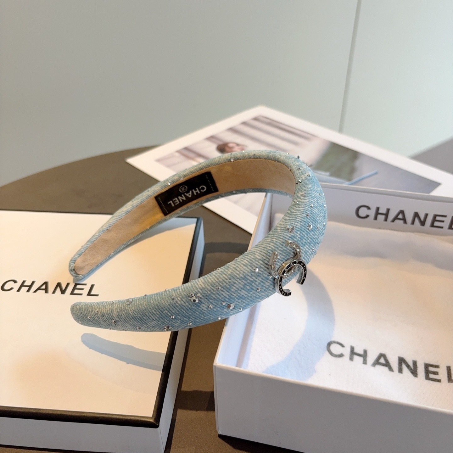 配包装CHANEL（香奈儿）新款牛仔布带钻小香发箍，复古头箍，网红爆款推荐 搭配高端材质，超精致，时尚百
