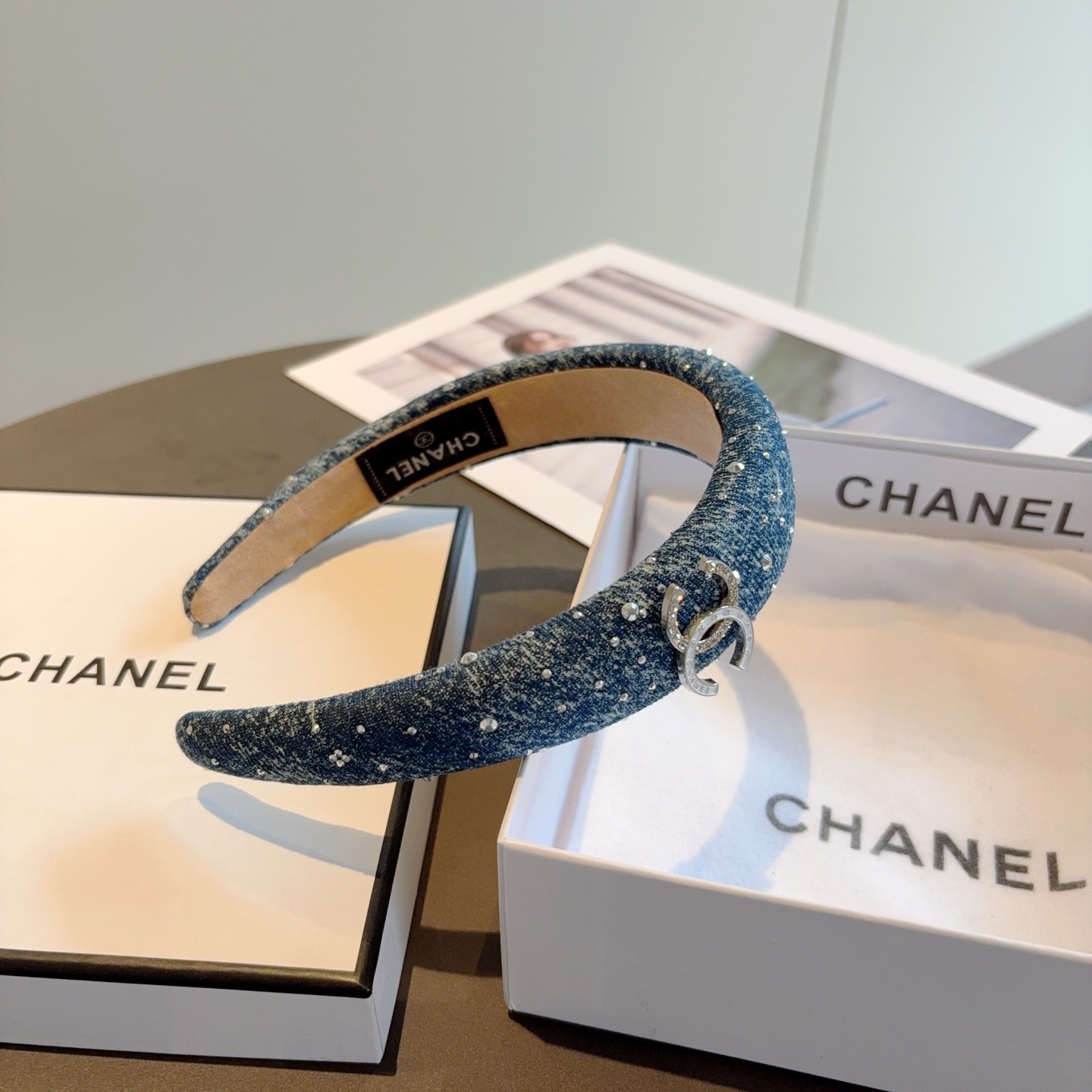 配包装CHANEL（香奈儿）新款牛仔布带钻小香发箍，复古头箍，网红爆款推荐 搭配高端材质，超精致，时尚百