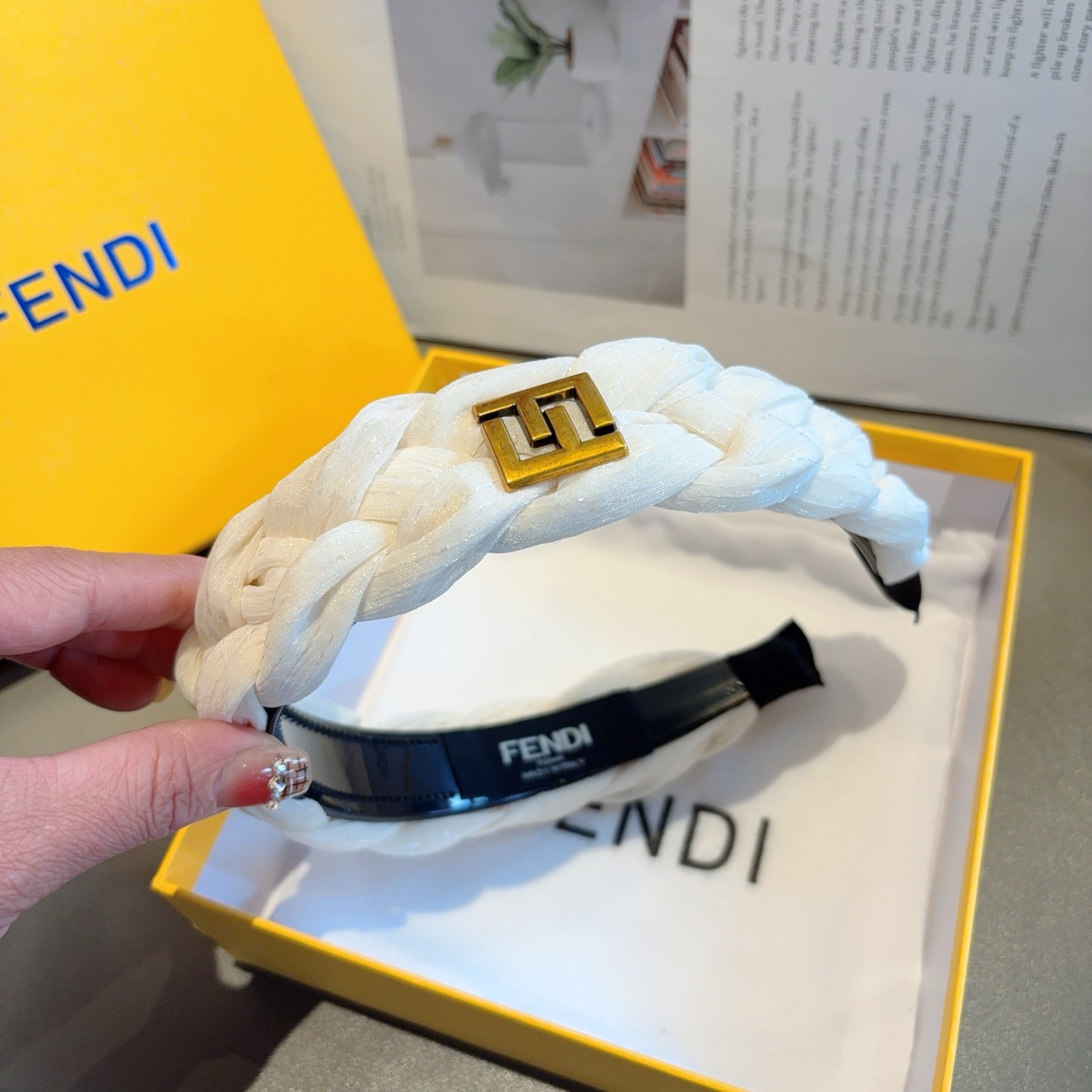 配包装FENDI 芬迪 火爆新款发箍，复古头箍，简约百搭， 佩带舒适 潮女必备品，超级的高大上！