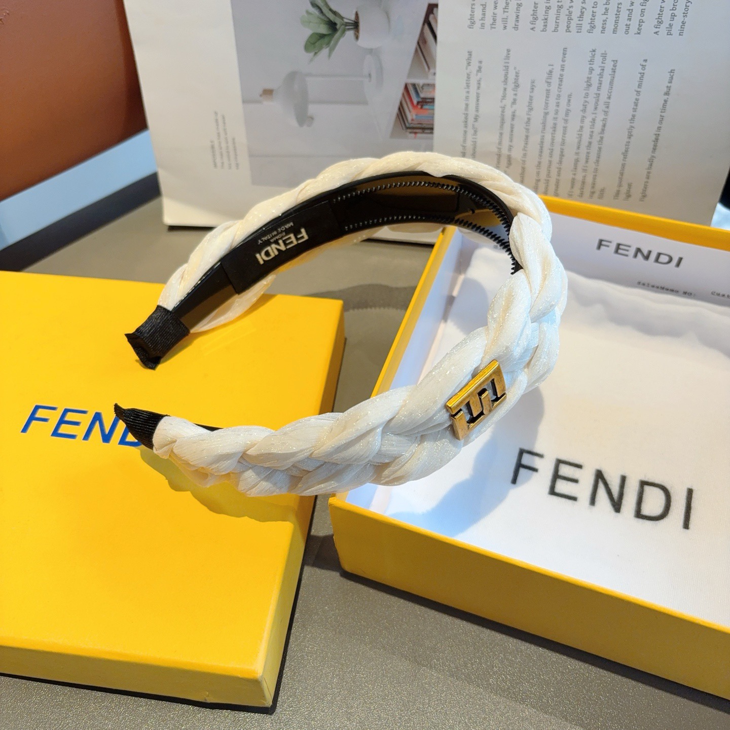 配包装FENDI 芬迪 火爆新款发箍，复古头箍，简约百搭， 佩带舒适 潮女必备品，超级的高大上！