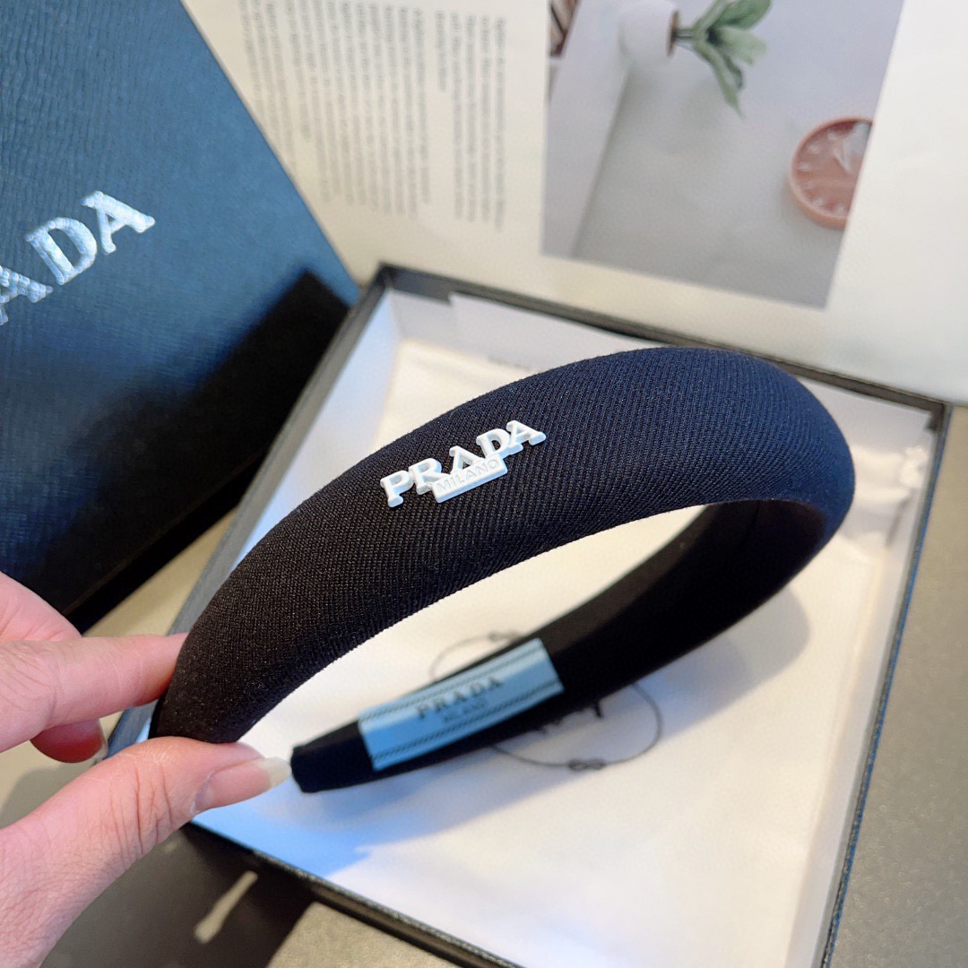 配包装PRADA （普拉达）新款潮流字母发箍 头箍 气质女神必备单品，非常百搭，时尚潮流款。多色可选