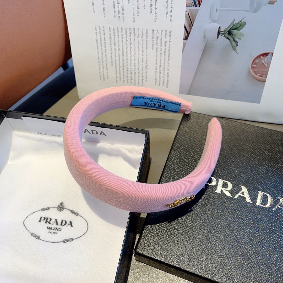 配包装PRADA （普拉达）新款潮流字母发箍 头箍 气质女神必备单品，非常百搭，时尚潮流款。多色可选