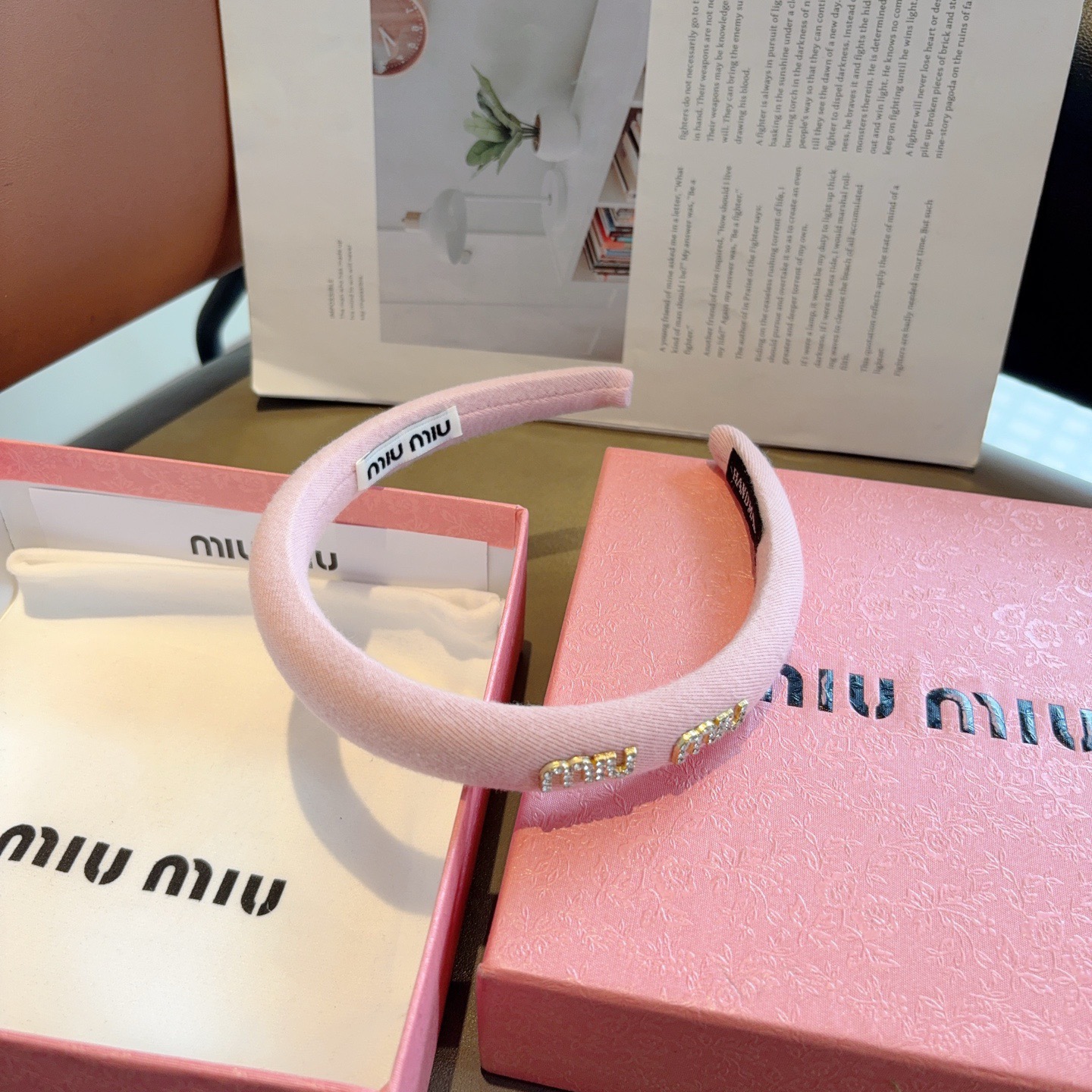 配包装miumiu 缪缪  新款高级感肌理纹海绵发箍，金属字母头箍！简约洋气显质感、经典百搭少女风发饰