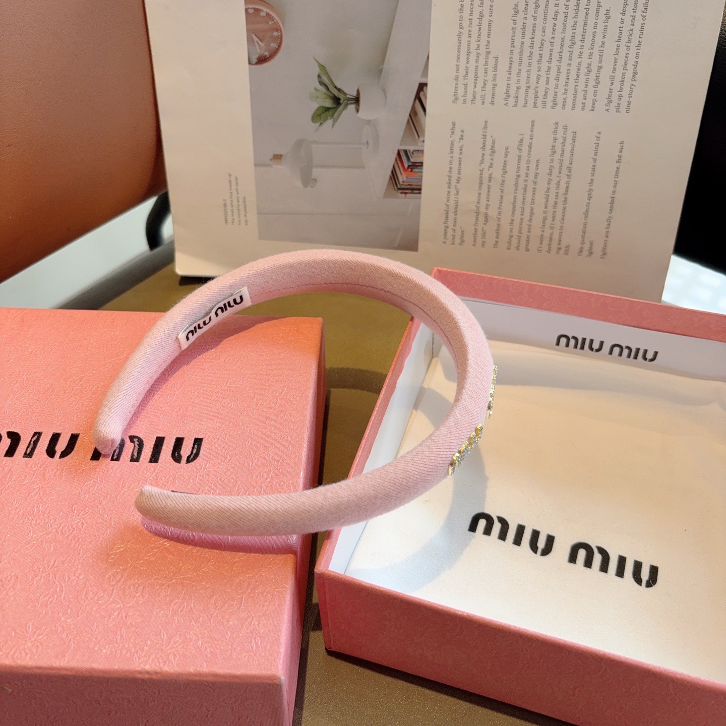 配包装miumiu 缪缪  新款高级感肌理纹海绵发箍，金属字母头箍！简约洋气显质感、经典百搭少女风发饰