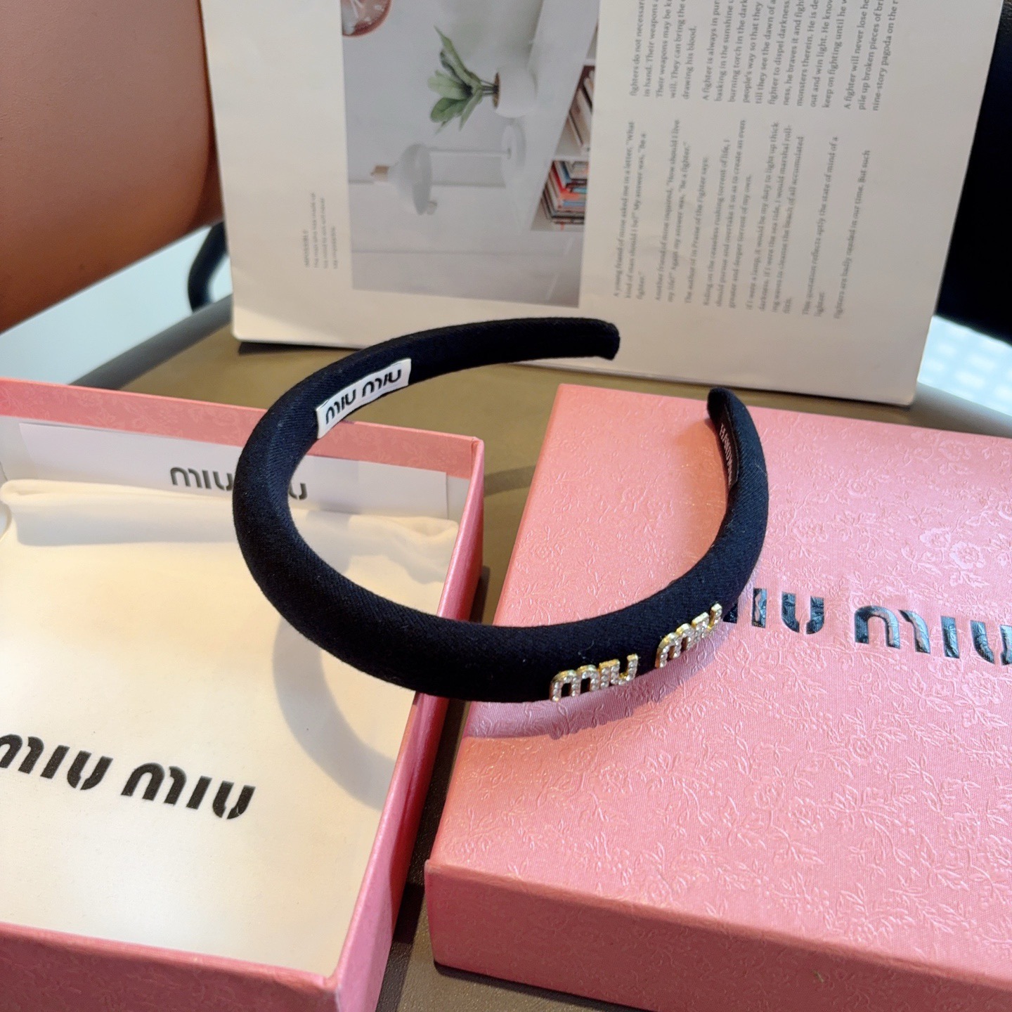 配包装miumiu 缪缪  新款高级感肌理纹海绵发箍，金属字母头箍！简约洋气显质感、经典百搭少女风发饰