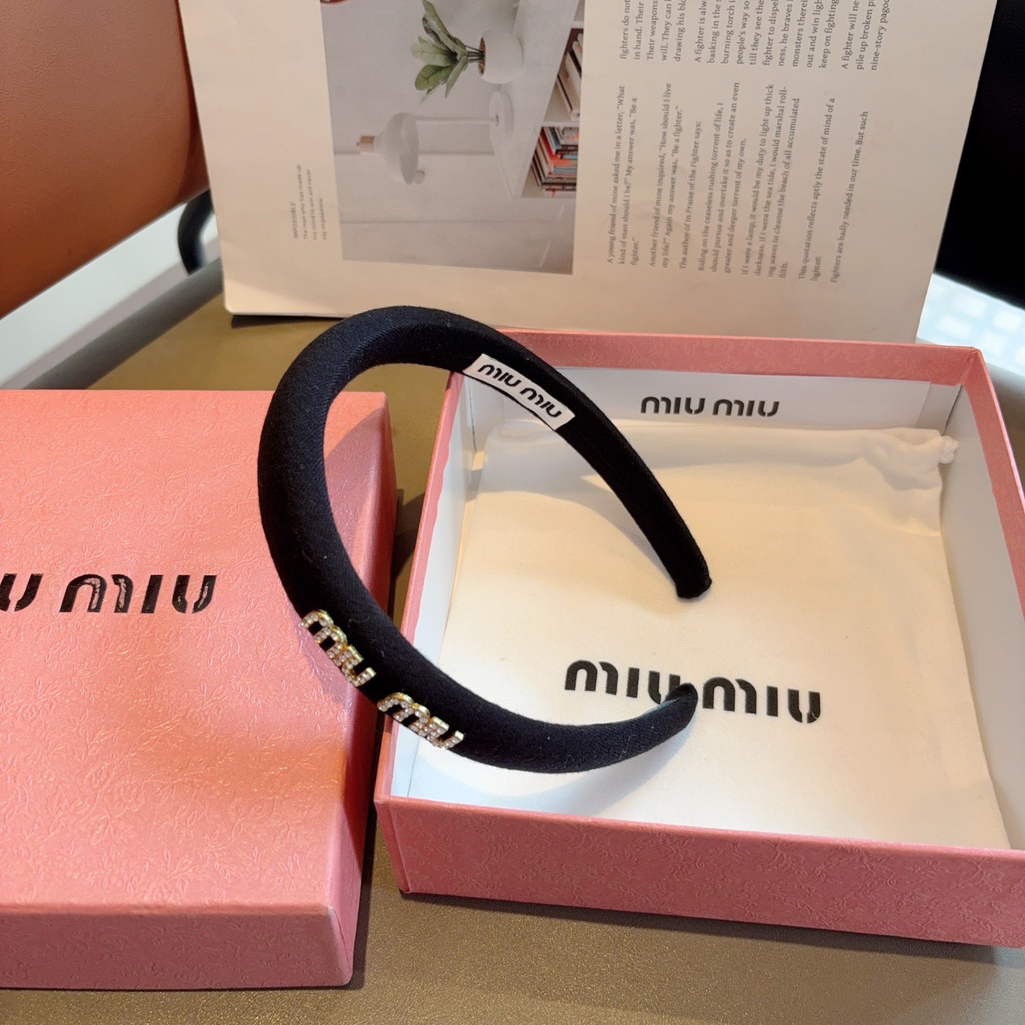 配包装miumiu 缪缪  新款高级感肌理纹海绵发箍，金属字母头箍！简约洋气显质感、经典百搭少女风发饰