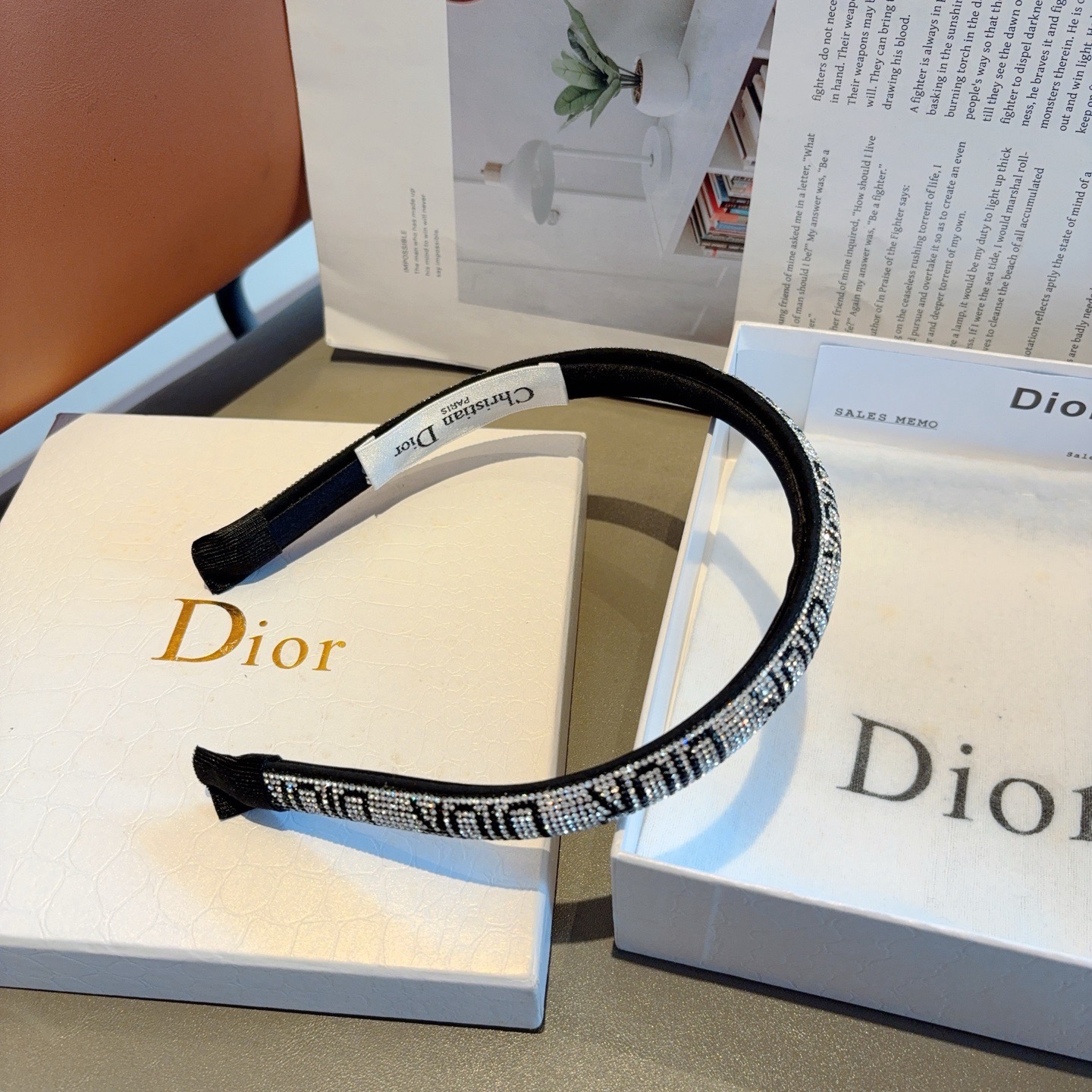 配包装Dior （迪奥） 欧美新款潮流贴钻发箍，明星同款 女神必备单品，非常百搭，时尚潮流， 戴上它满满