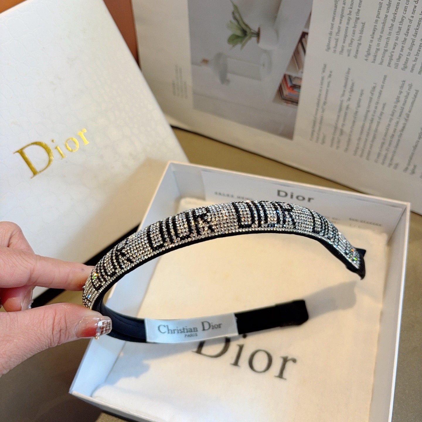 配包装Dior （迪奥） 欧美新款潮流贴钻发箍，明星同款 女神必备单品，非常百搭，时尚潮流， 戴上它满满