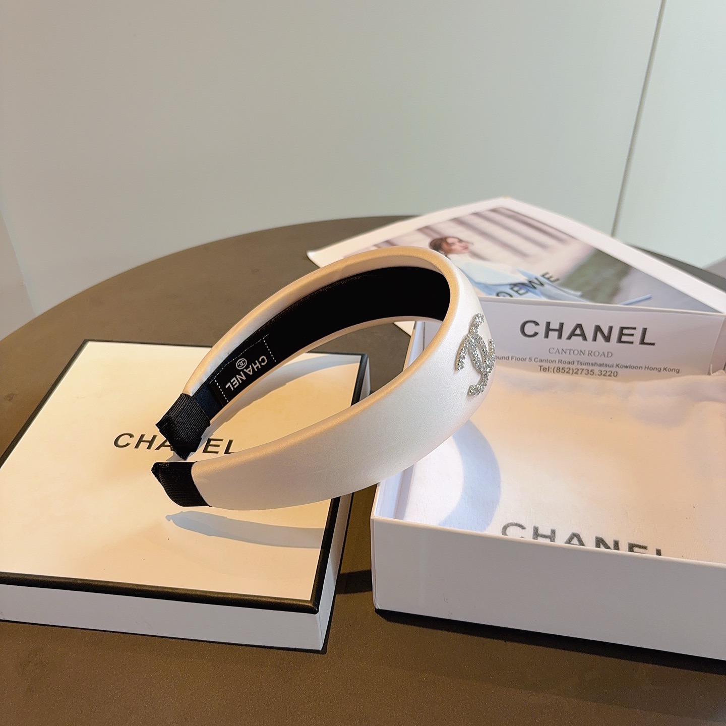 配包装CHANEL（香奈儿）新款缎面宽边发箍，复古头箍，网红爆款推荐 搭配高端材质，超精致，时尚百搭。