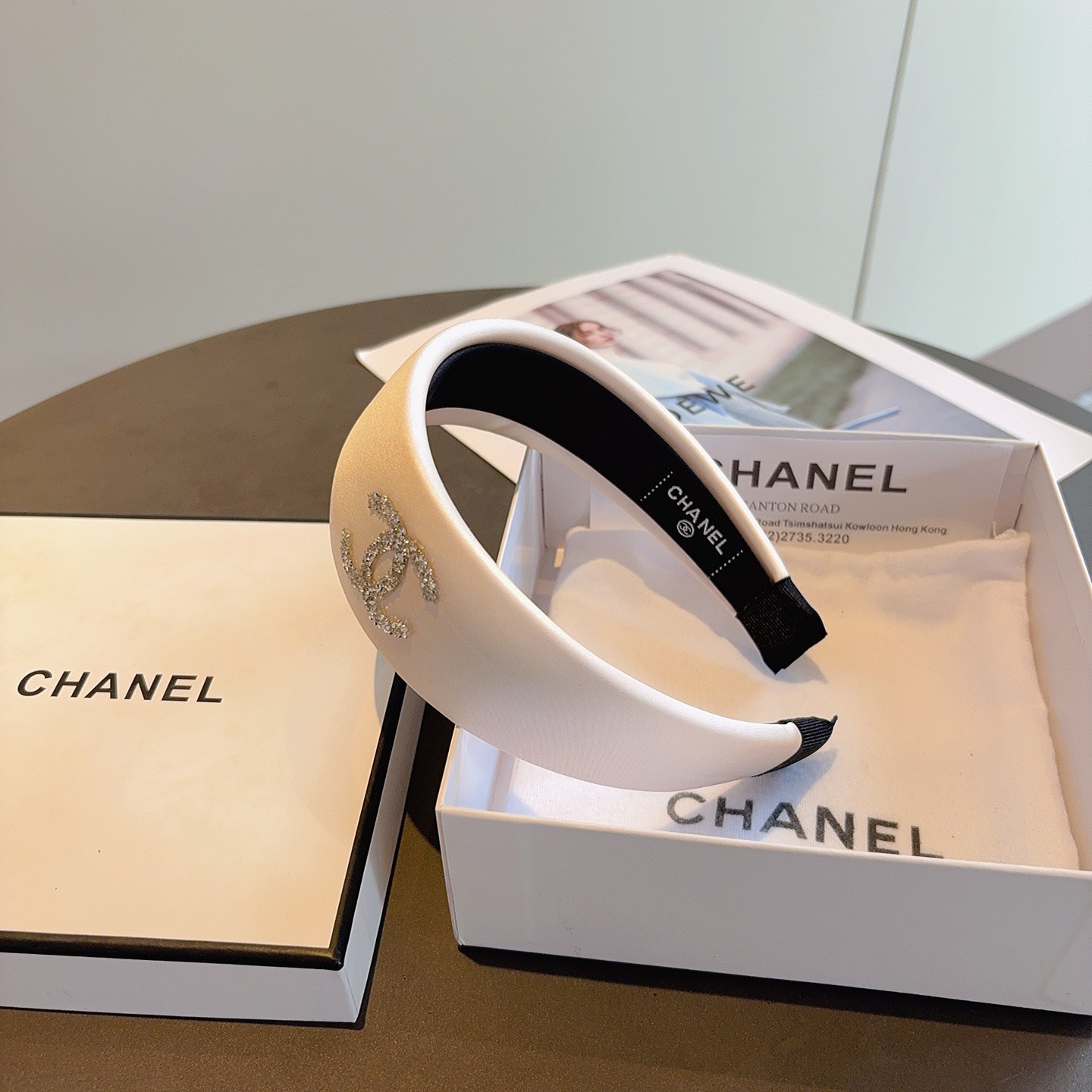 配包装CHANEL（香奈儿）新款缎面宽边发箍，复古头箍，网红爆款推荐 搭配高端材质，超精致，时尚百搭。