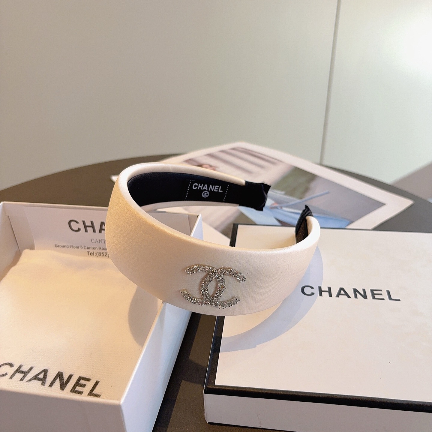 配包装CHANEL（香奈儿）新款缎面宽边发箍，复古头箍，网红爆款推荐 搭配高端材质，超精致，时尚百搭。