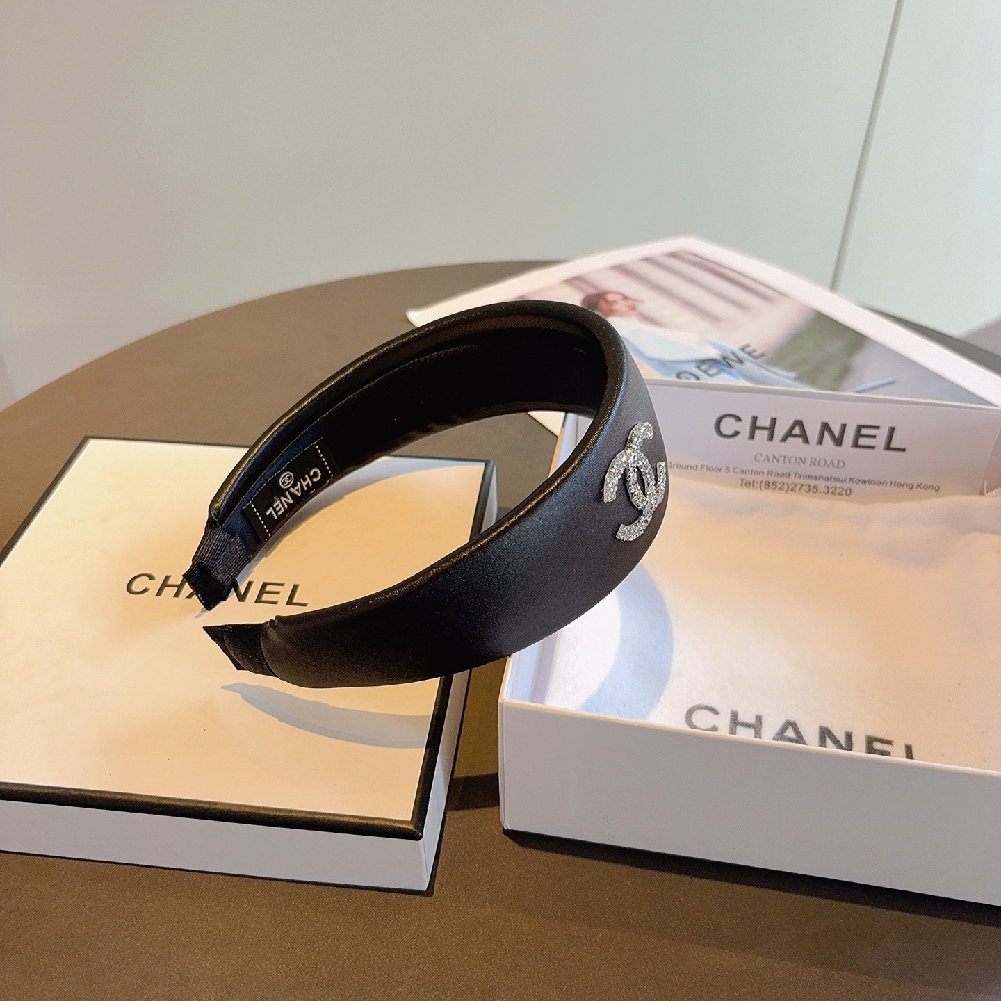 配包装CHANEL（香奈儿）新款缎面宽边发箍，复古头箍，网红爆款推荐 搭配高端材质，超精致，时尚百搭。