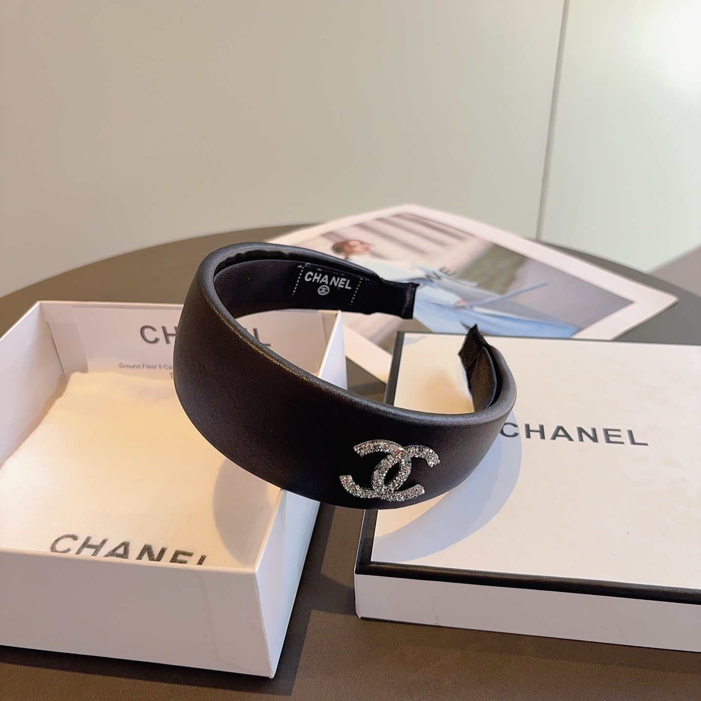 配包装CHANEL（香奈儿）新款缎面宽边发箍，复古头箍，网红爆款推荐 搭配高端材质，超精致，时尚百搭。
