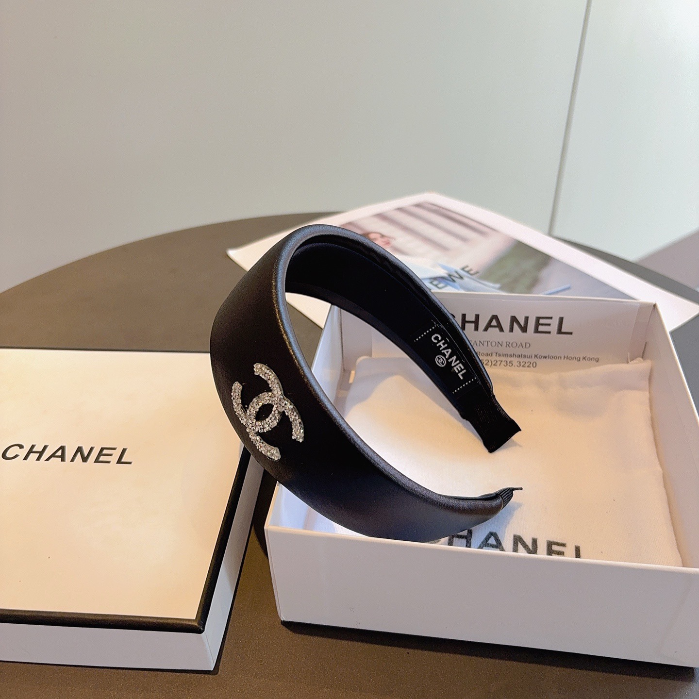 配包装CHANEL（香奈儿）新款缎面宽边发箍，复古头箍，网红爆款推荐 搭配高端材质，超精致，时尚百搭。