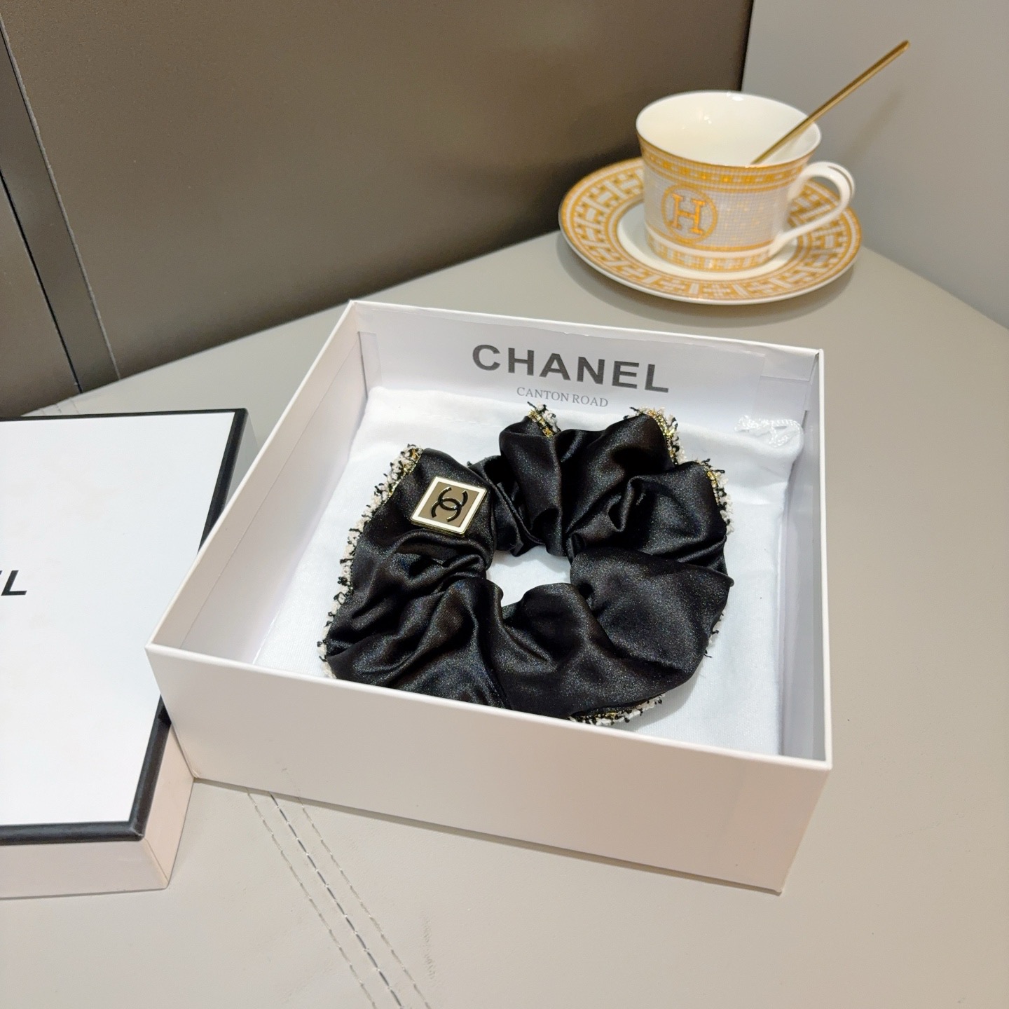 配包装CHANEL（香奈儿）网红新款发圈，精致肠圈皮筋，佩戴舒适无压力，造型搭配必备！非常时尚百搭！女神