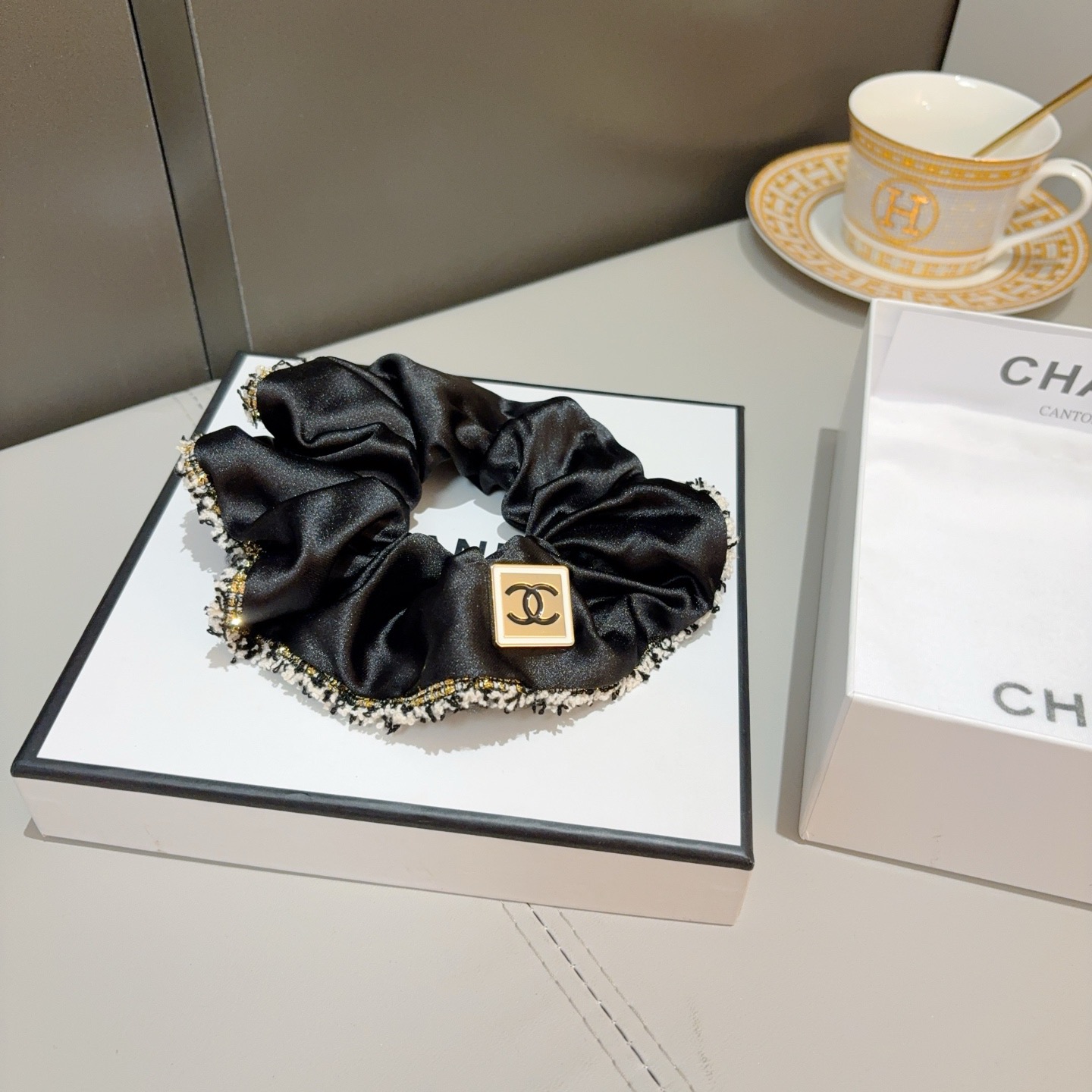 配包装CHANEL（香奈儿）网红新款发圈，精致肠圈皮筋，佩戴舒适无压力，造型搭配必备！非常时尚百搭！女神