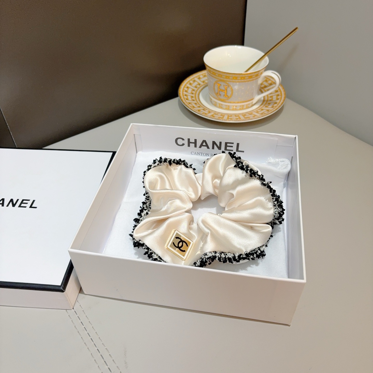 配包装CHANEL（香奈儿）网红新款发圈，精致肠圈皮筋，佩戴舒适无压力，造型搭配必备！非常时尚百搭！女神
