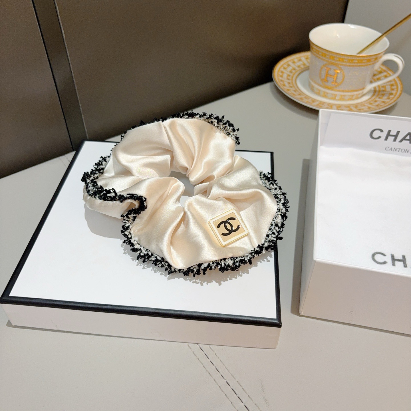 配包装CHANEL（香奈儿）网红新款发圈，精致肠圈皮筋，佩戴舒适无压力，造型搭配必备！非常时尚百搭！女神