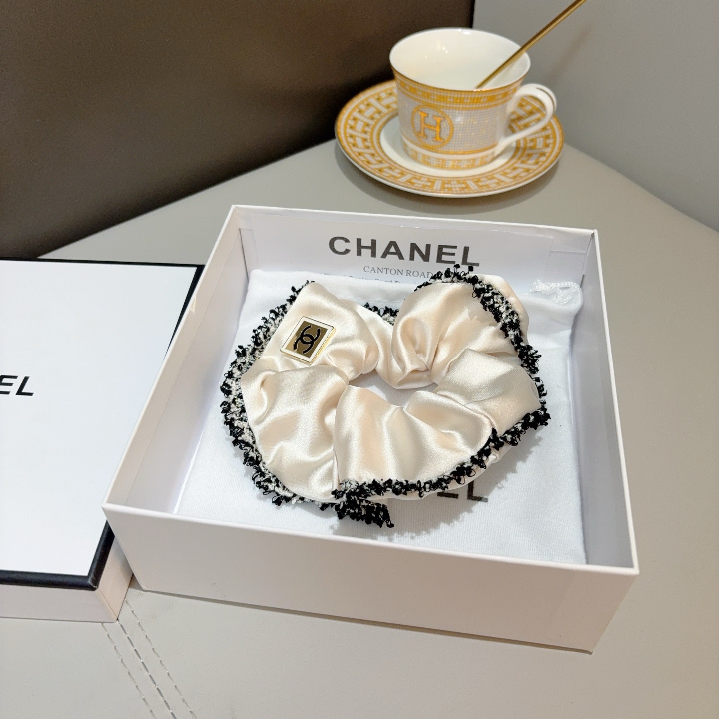 配包装CHANEL（香奈儿）网红新款发圈，精致肠圈皮筋，佩戴舒适无压力，造型搭配必备！非常时尚百搭！女神