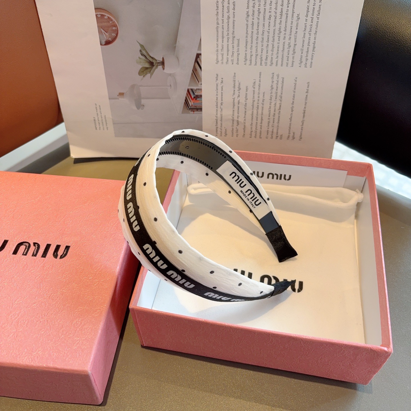 配包装miumiu 缪缪  新款宽版发箍，靓丽字母头箍！特制面料非常显质感、经典百搭少女风发饰