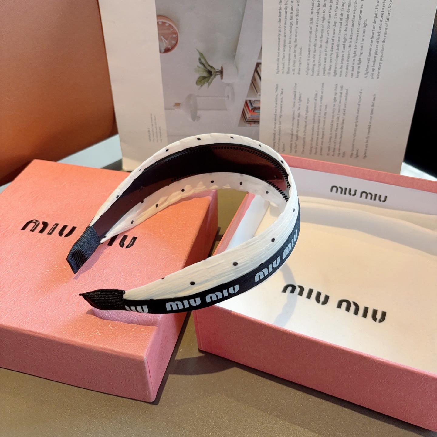 配包装miumiu 缪缪  新款宽版发箍，靓丽字母头箍！特制面料非常显质感、经典百搭少女风发饰