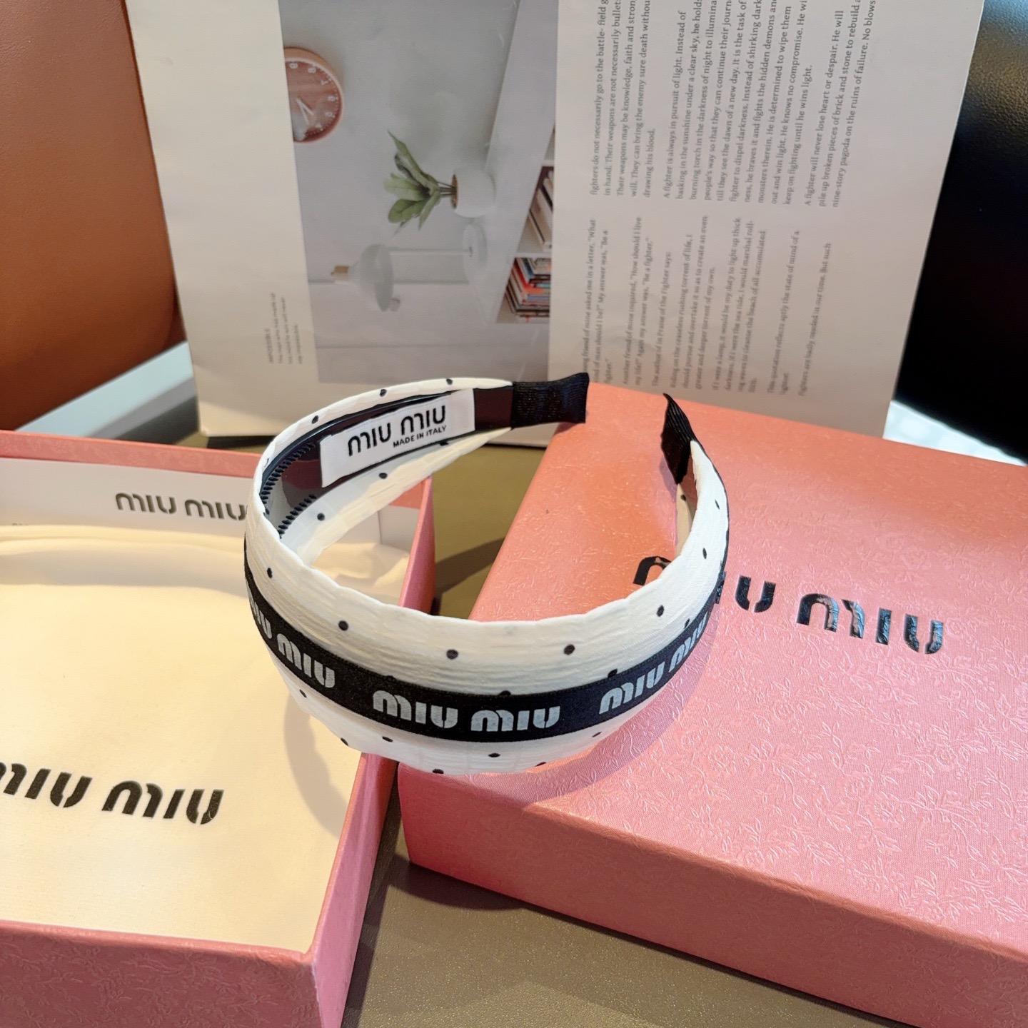 配包装miumiu 缪缪  新款宽版发箍，靓丽字母头箍！特制面料非常显质感、经典百搭少女风发饰