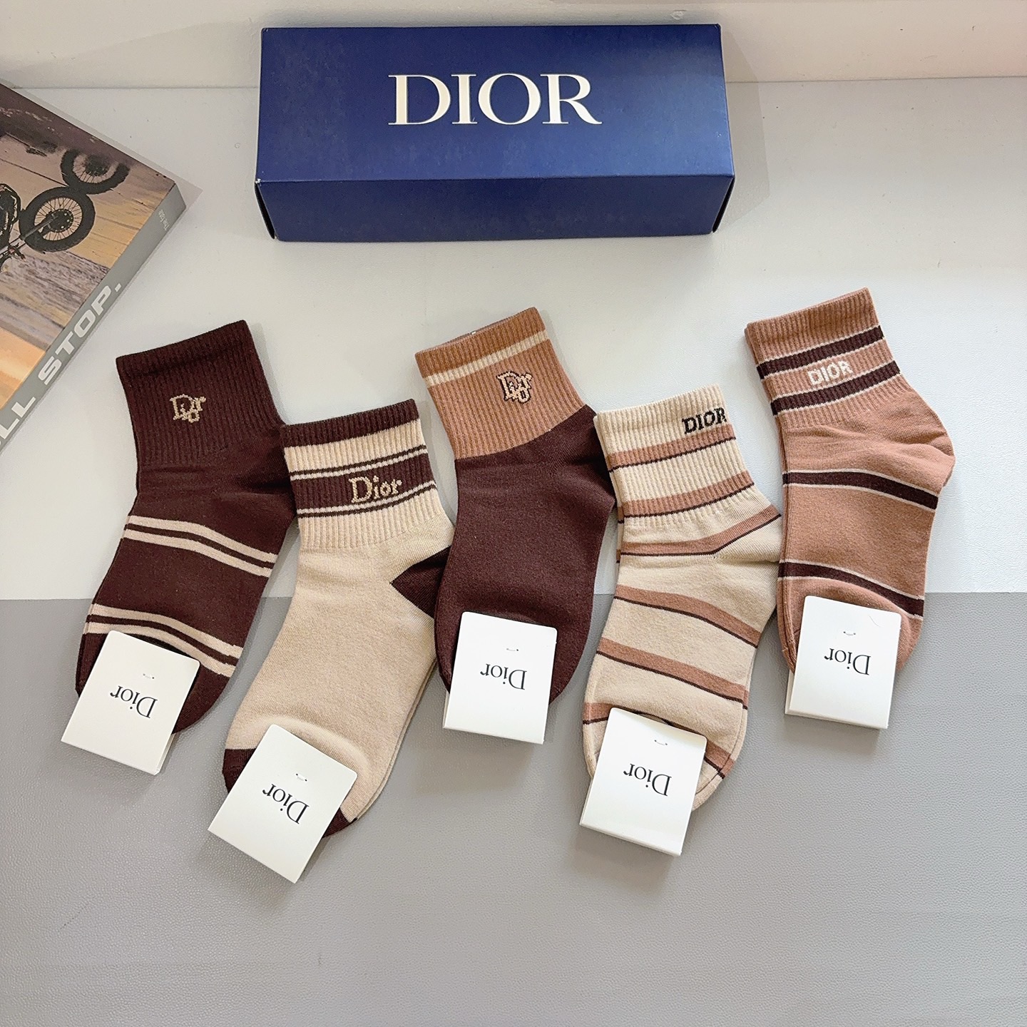 配包装（一盒5双）Dior 迪奥 新款字母罗口中筒袜子！爆款字母专柜同步中筒袜，💛大牌出街，潮人必备🔥超