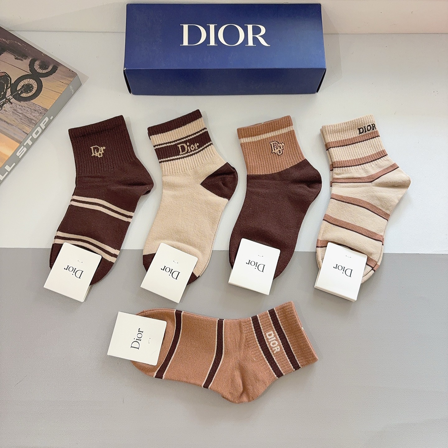 配包装（一盒5双）Dior 迪奥 新款字母罗口中筒袜子！爆款字母专柜同步中筒袜，💛大牌出街，潮人必备🔥超