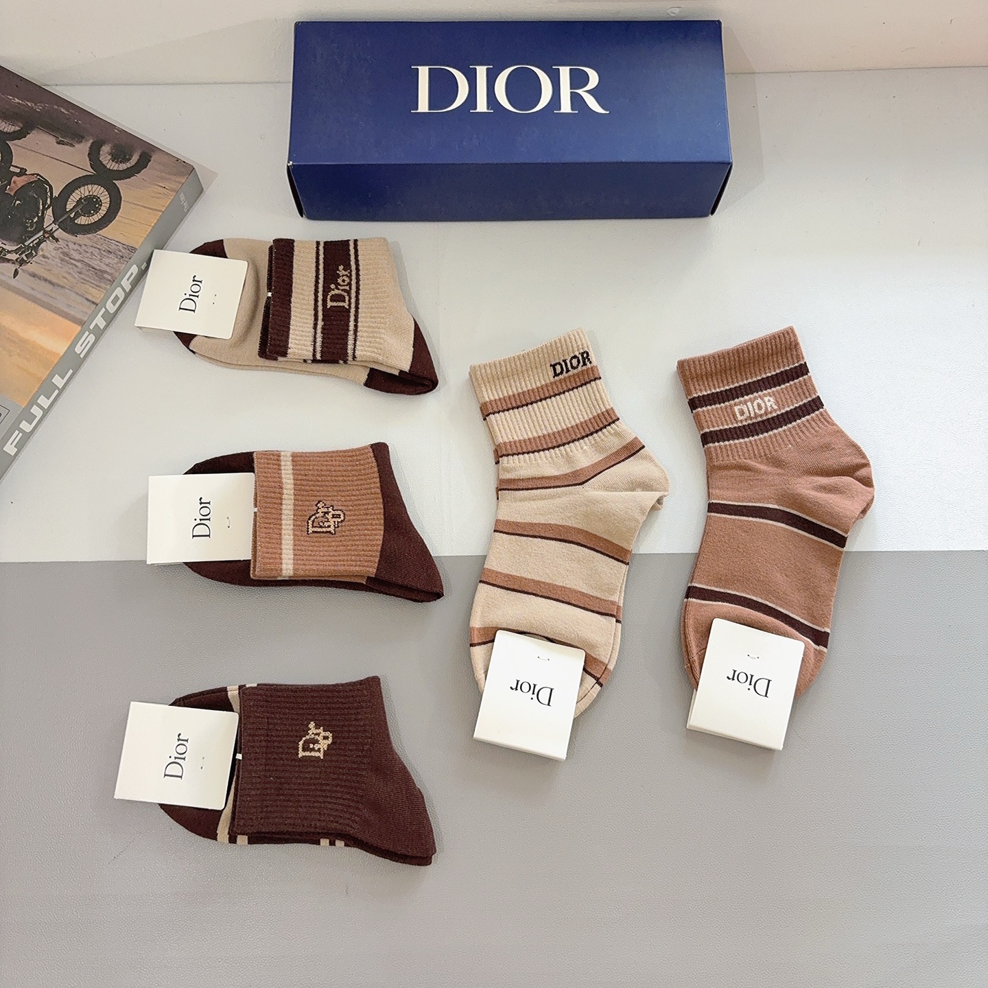 配包装（一盒5双）Dior 迪奥 新款字母罗口中筒袜子！爆款字母专柜同步中筒袜，💛大牌出街，潮人必备🔥超