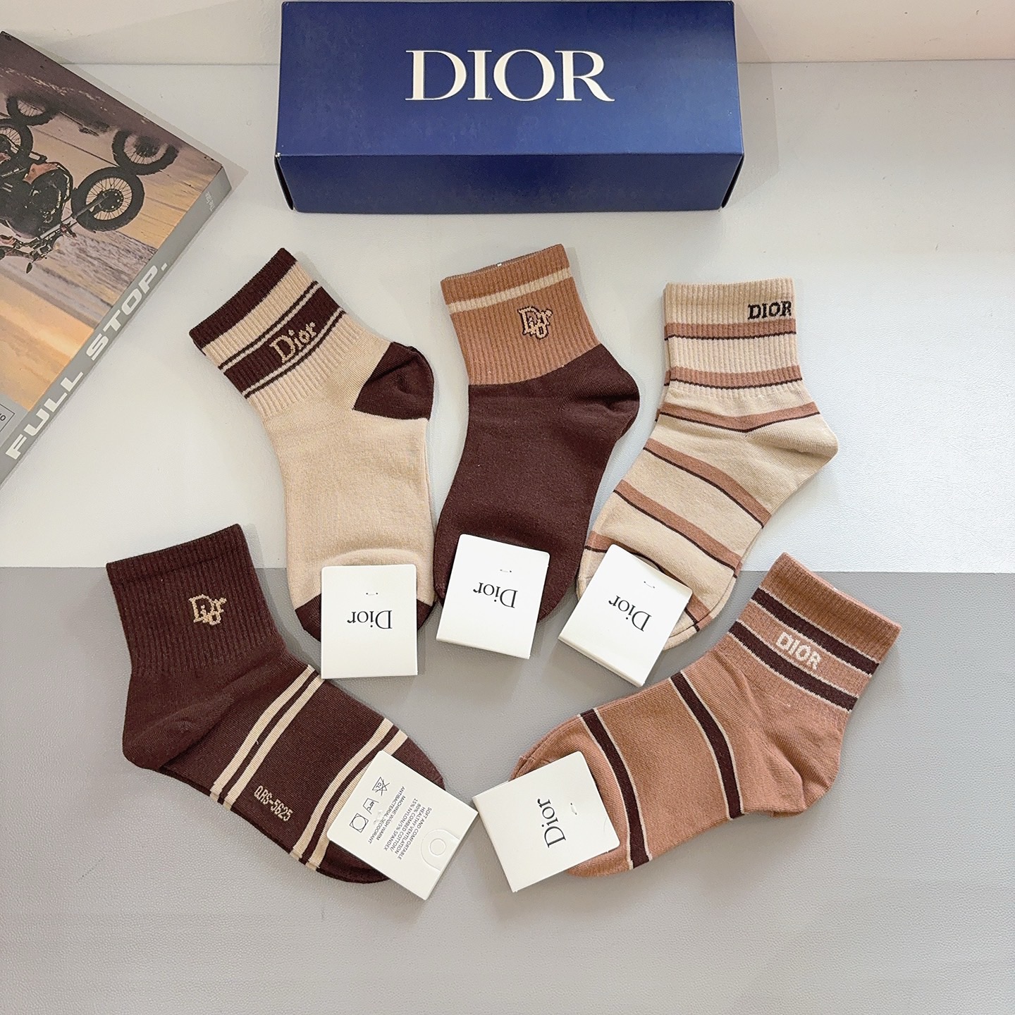 配包装（一盒5双）Dior 迪奥 新款字母罗口中筒袜子！爆款字母专柜同步中筒袜，💛大牌出街，潮人必备🔥超