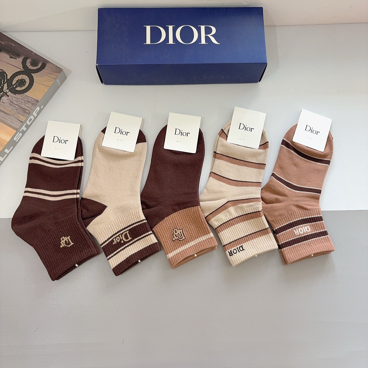 配包装（一盒5双）Dior 迪奥 新款字母罗口中筒袜子！爆款字母专柜同步中筒袜，💛大牌出街，潮人必备🔥超