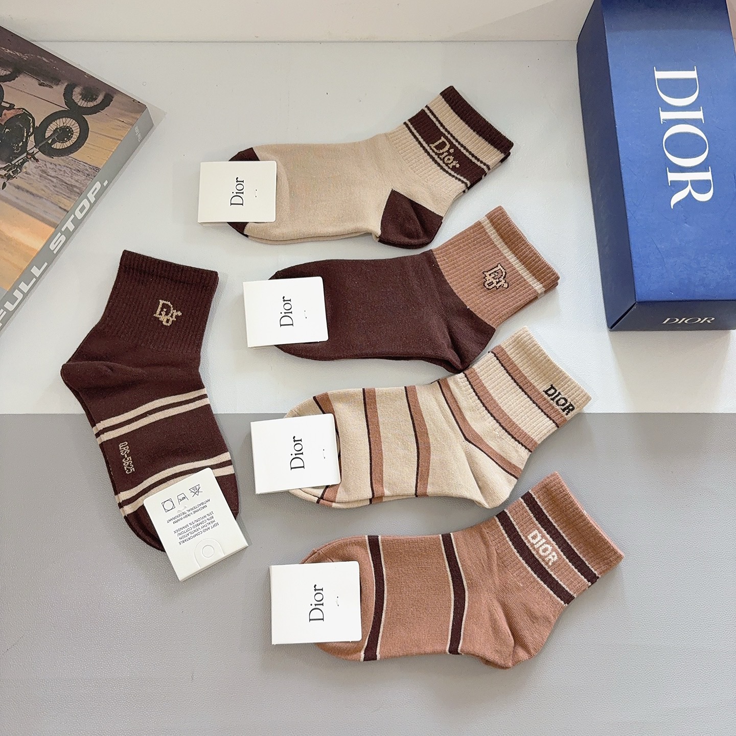 配包装（一盒5双）Dior 迪奥 新款字母罗口中筒袜子！爆款字母专柜同步中筒袜，💛大牌出街，潮人必备🔥超