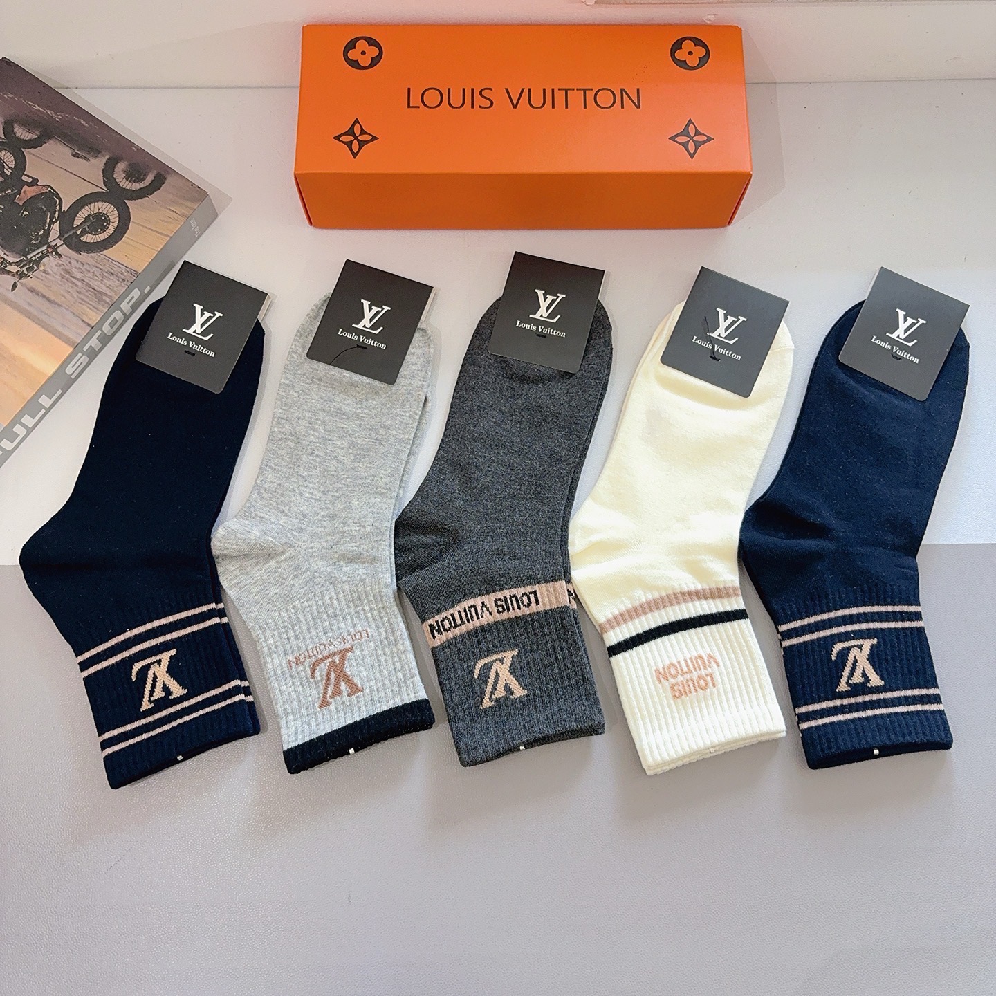 配包装（一盒5双） LV 路易威登 超火爆男款中筒袜子、纯棉面料，潮人必备款，个性时尚百搭款，！你值得拥