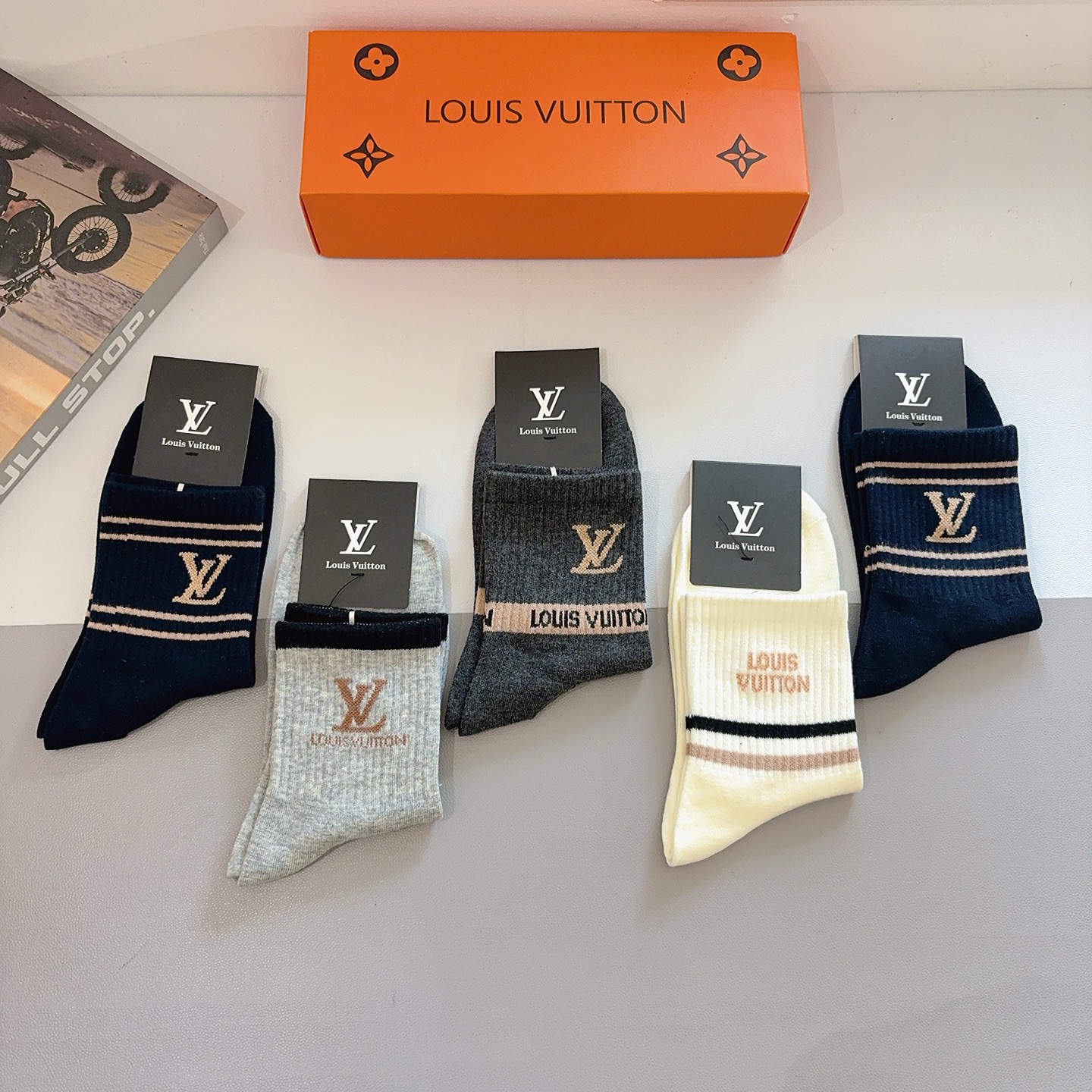 配包装（一盒5双） LV 路易威登 超火爆男款中筒袜子、纯棉面料，潮人必备款，个性时尚百搭款，！你值得拥