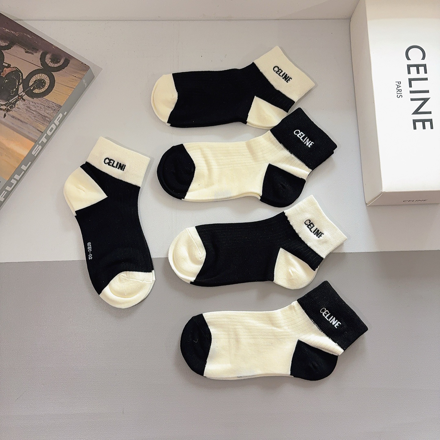 配包装（一盒5双） CELINE 赛琳新款刺绣纯棉袜子 经典字母logo船袜，个性时尚百搭款，！超柔软材